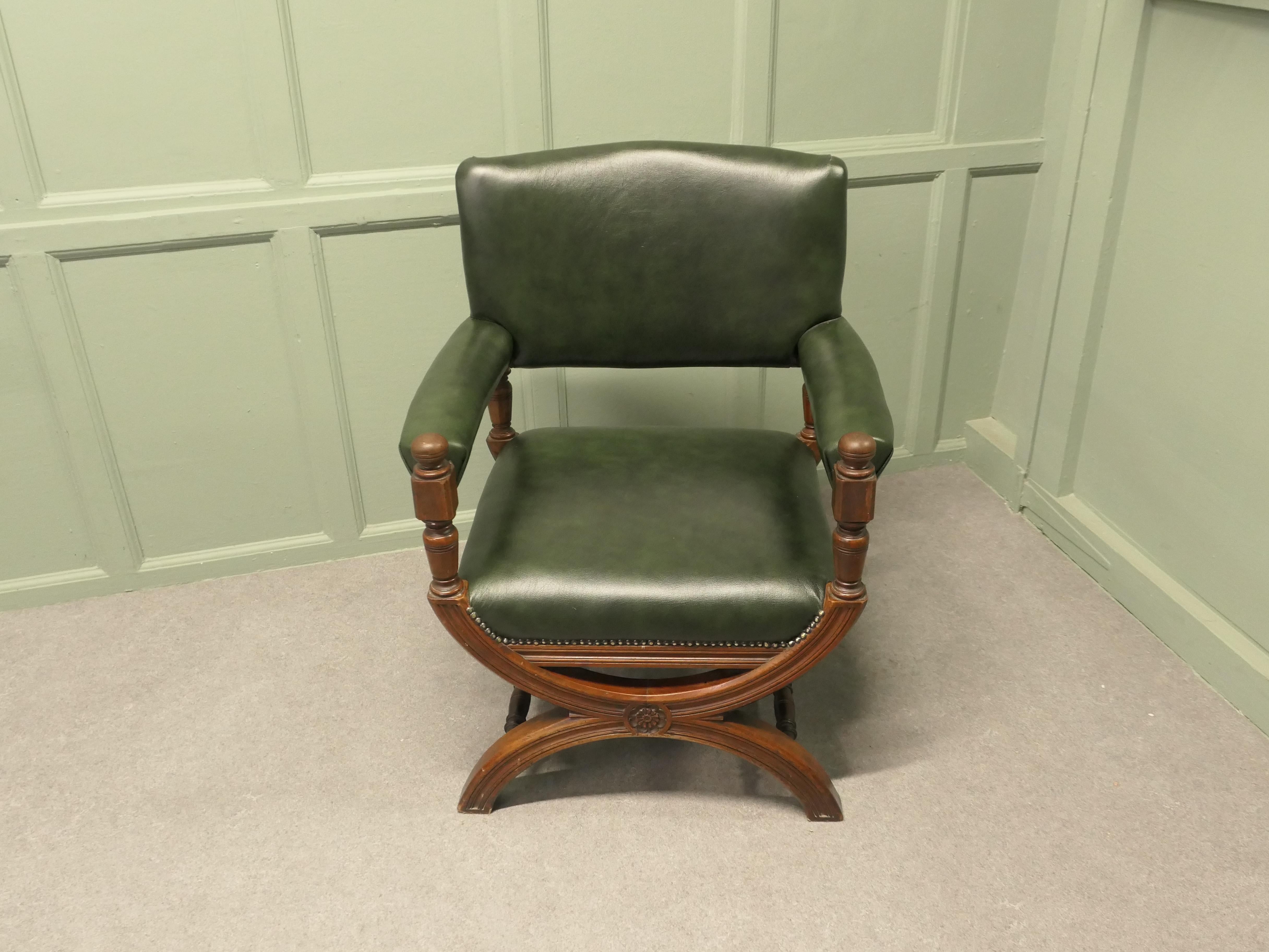 Une belle pièce, 19e siècle Chaise de bureau à cadre X 

La chaise a un cadre en noyer sculpté, elle a un nouveau revêtement en cuir vert foncé clouté, c'est un siège large et très confortable.
La chaise est en très bon état et dispose d'une poignée