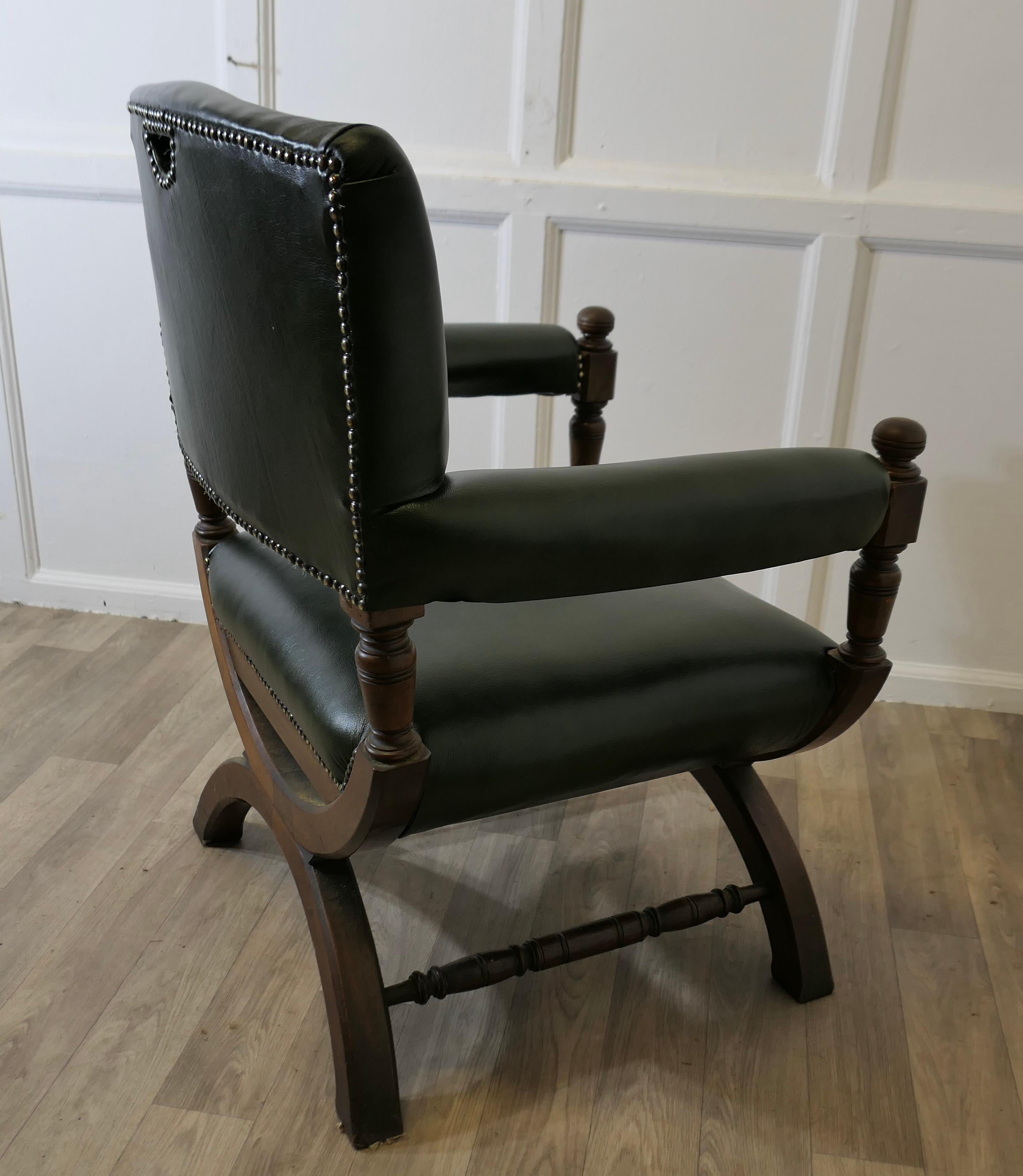 Noyer Une belle pièce, 19e siècle Chaise de bureau à cadre X en vente