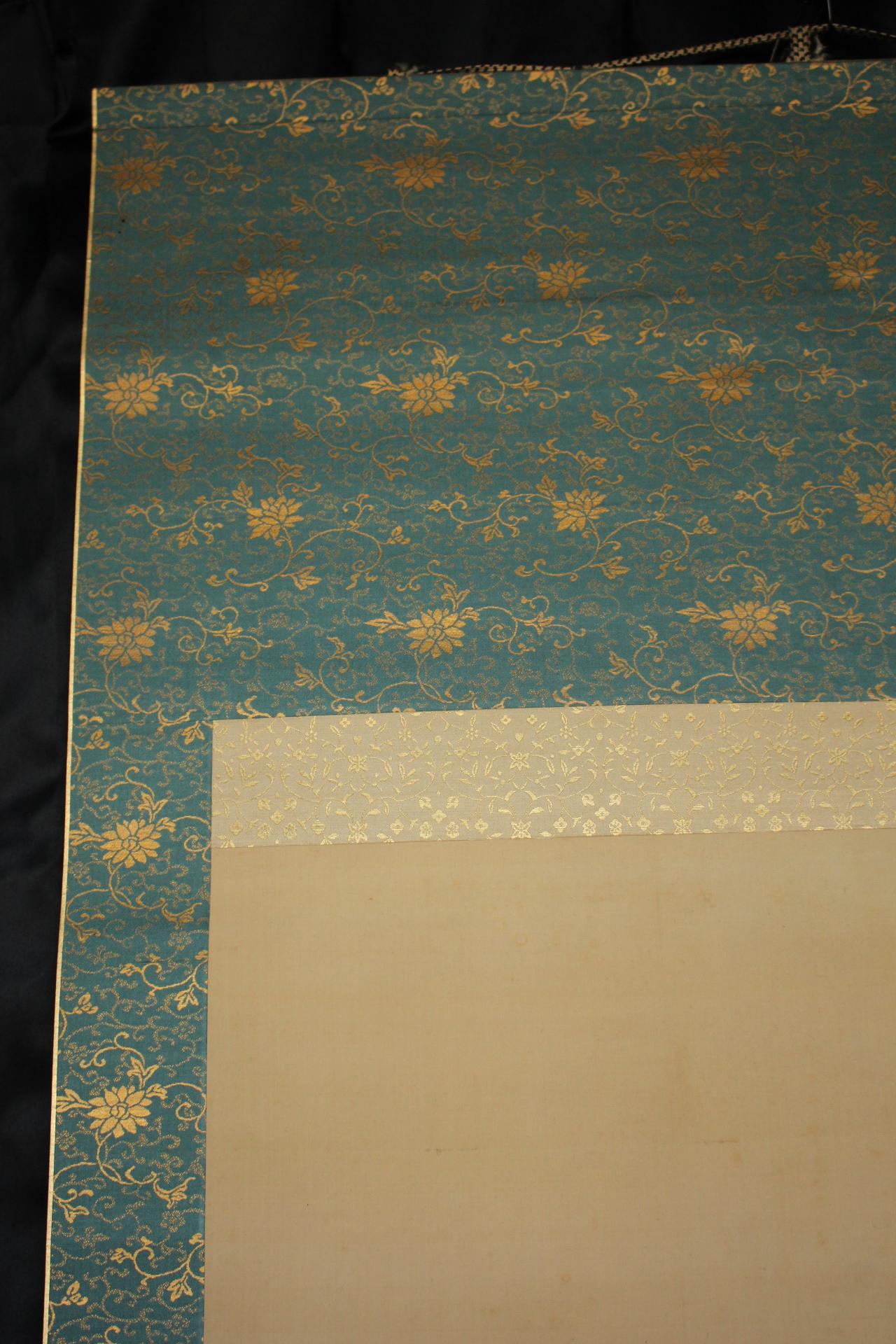 Color on silk,  Scroll head: wood
Size: Image size: 680(W) x 1600(H) [mm] 
Scroll mounting: 850(W) x 2300(H) [mm] 
Box size: 100(W) x 100(H) x 940(D) ​​[mm] 1.8kg

A very well-written peacock painting. 
A large-scale work in good condition. 

Not