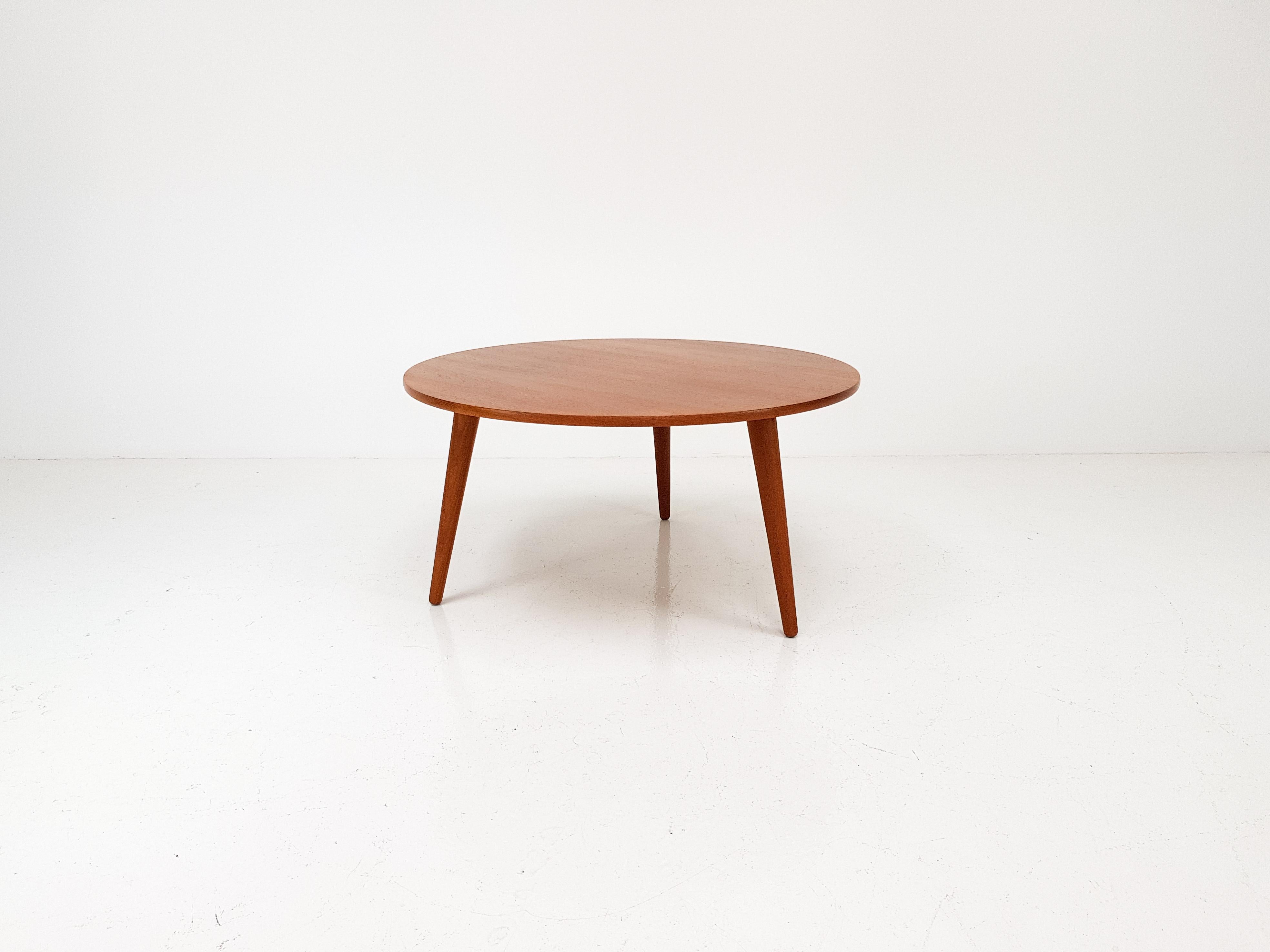 A Hans J. Wegner AT-8 teak coffee table for Andreas Tuck

A Hans J. Wegner circular coffee table in teak with rounded tapered teak legs, Model AT-8.

Manufactured in the 1960s by Andreas Tuck, the table is stamped accordingly.

    