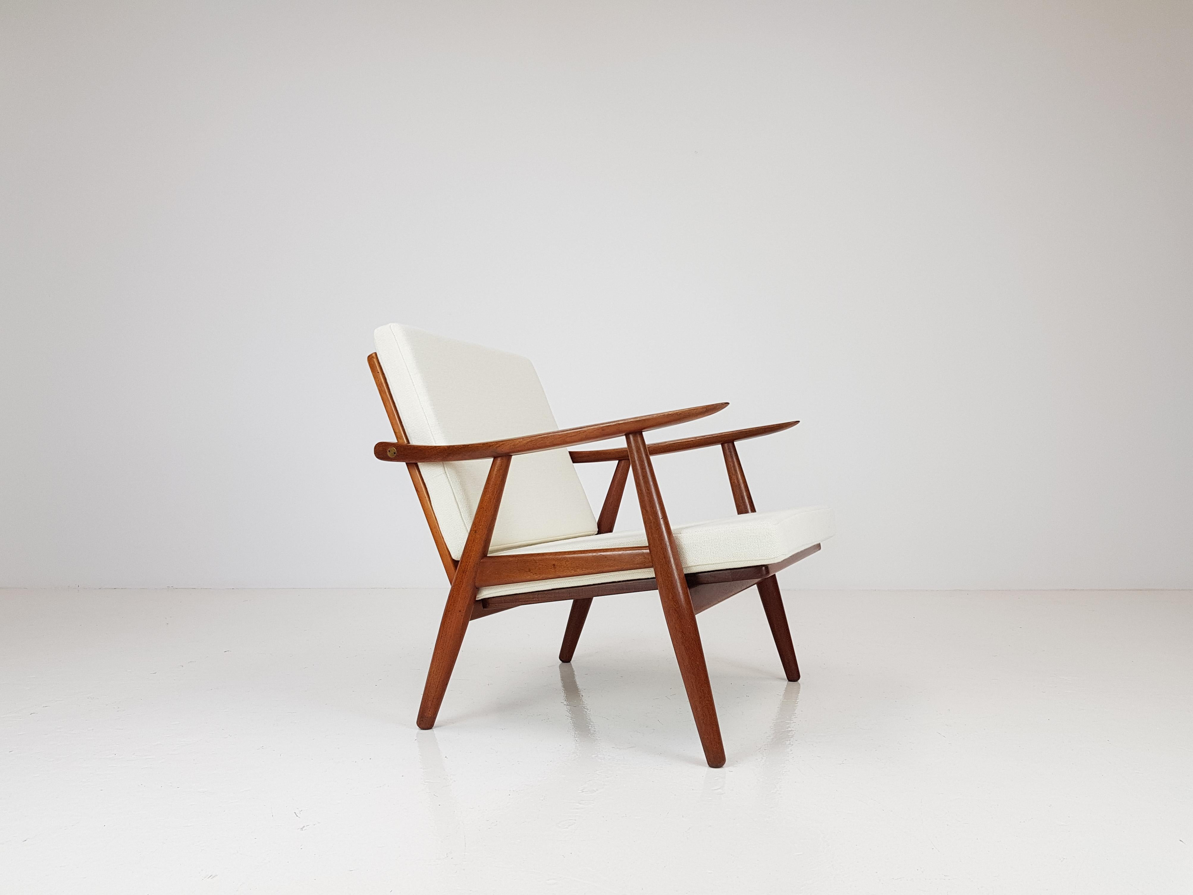 A Hans J. Wegner GE-270 lounge Chair for GETAMA, Denmark, 1956.

Hans J. Wegner GE-270 Lounge Chair, 1956 Produced by GETAMA Gedsted, Denmark. Teak frame with brass fittings. Featuring new Kvadrat Hallingdal fabric.


 