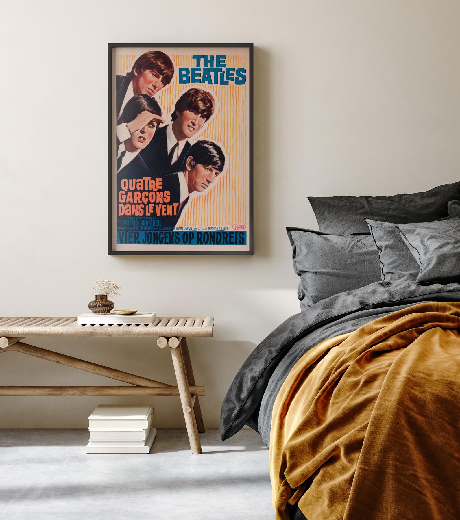 Poster cinematografico originale del primo anno di uscita in Belgio del classico rock & roll dei Beatles A Hard Day's Night. Tipico delle locandine belghe, presenta un design unico rispetto alle altre locandine del film, con una bella illustrazione