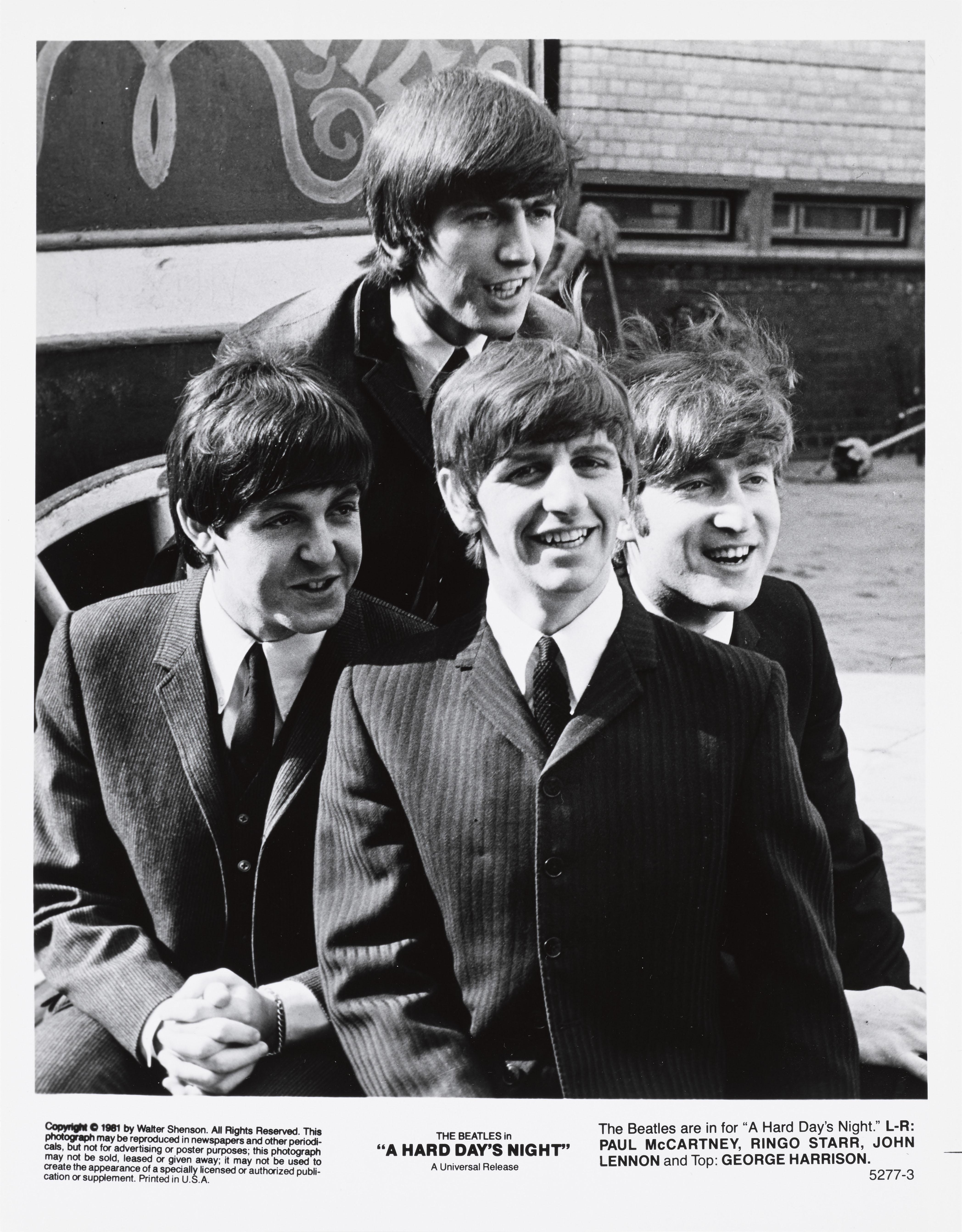 Original US-Produktionsfotos für den Musik- und Komödienfilm A Hard Day's Night der Beatles von 1964. Bei dem Film führte Richard Lester Regie. Der Film wurde ein Jahr später, 1965, in der Tschechoslowakei veröffentlicht. 
Dieses Werk ist mit