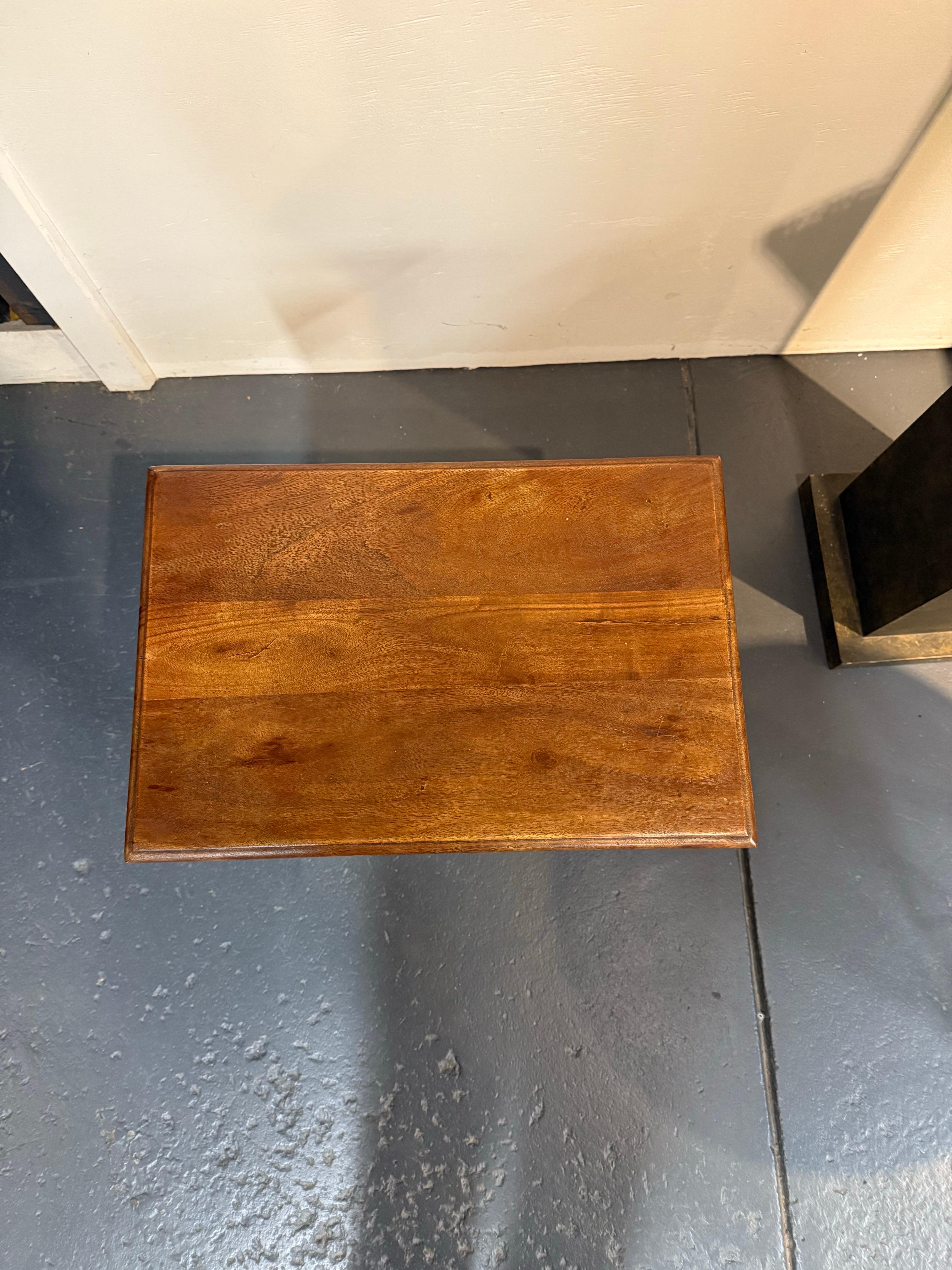 Un taburete de madera en venta 4