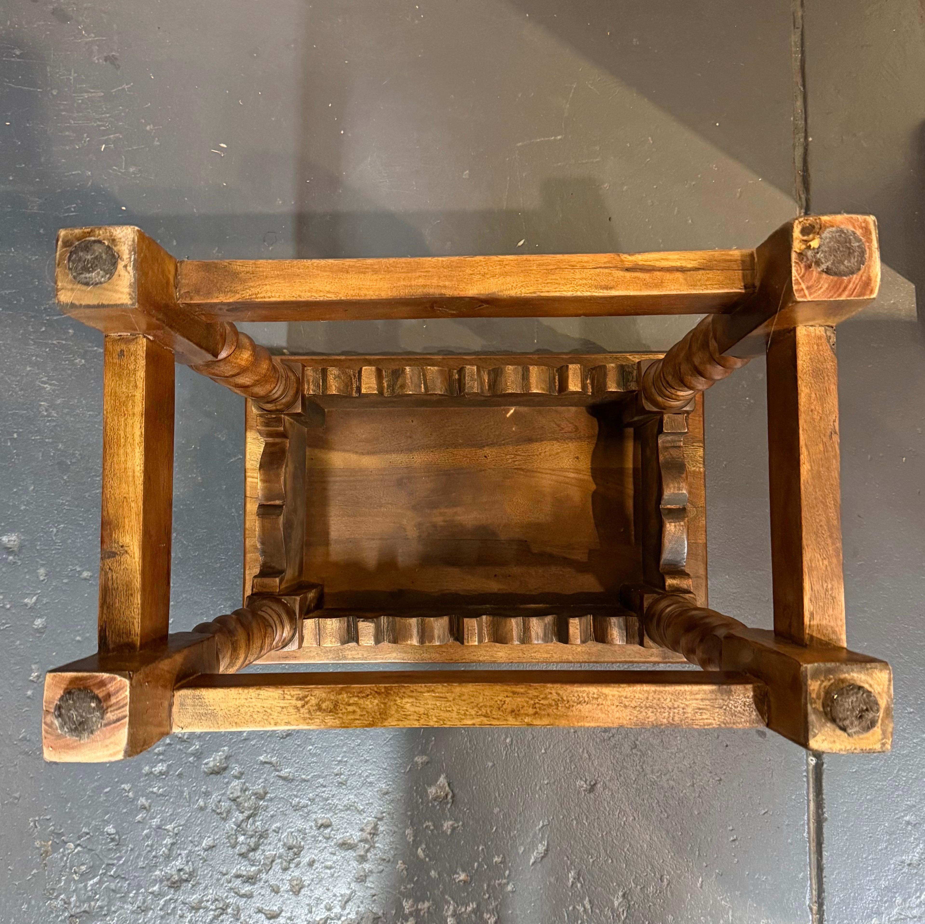 Un taburete de madera en venta 5