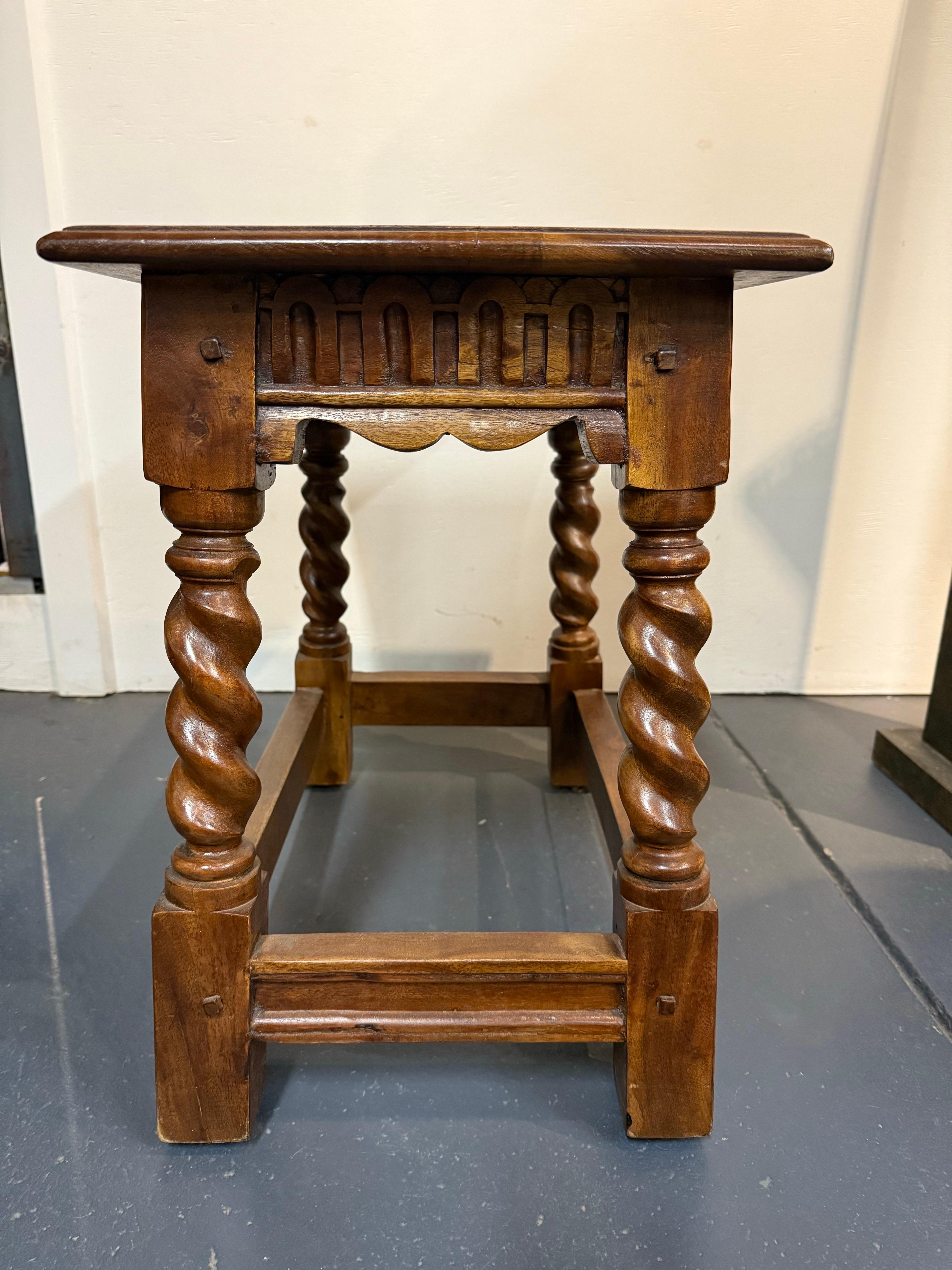 Un taburete de madera Australiano en venta