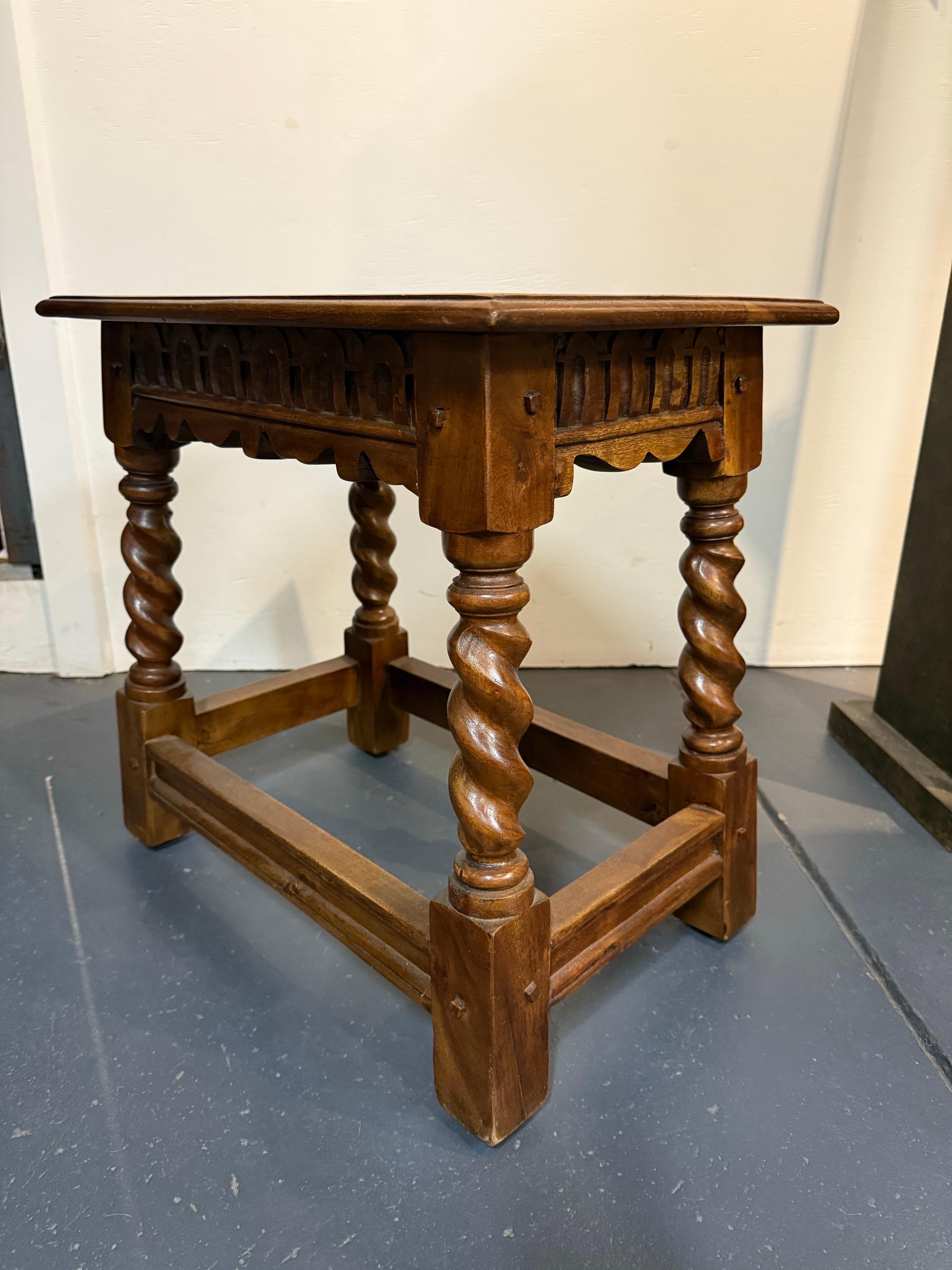 Un taburete de madera en Bueno estado para la venta en ARMADALE, VIC