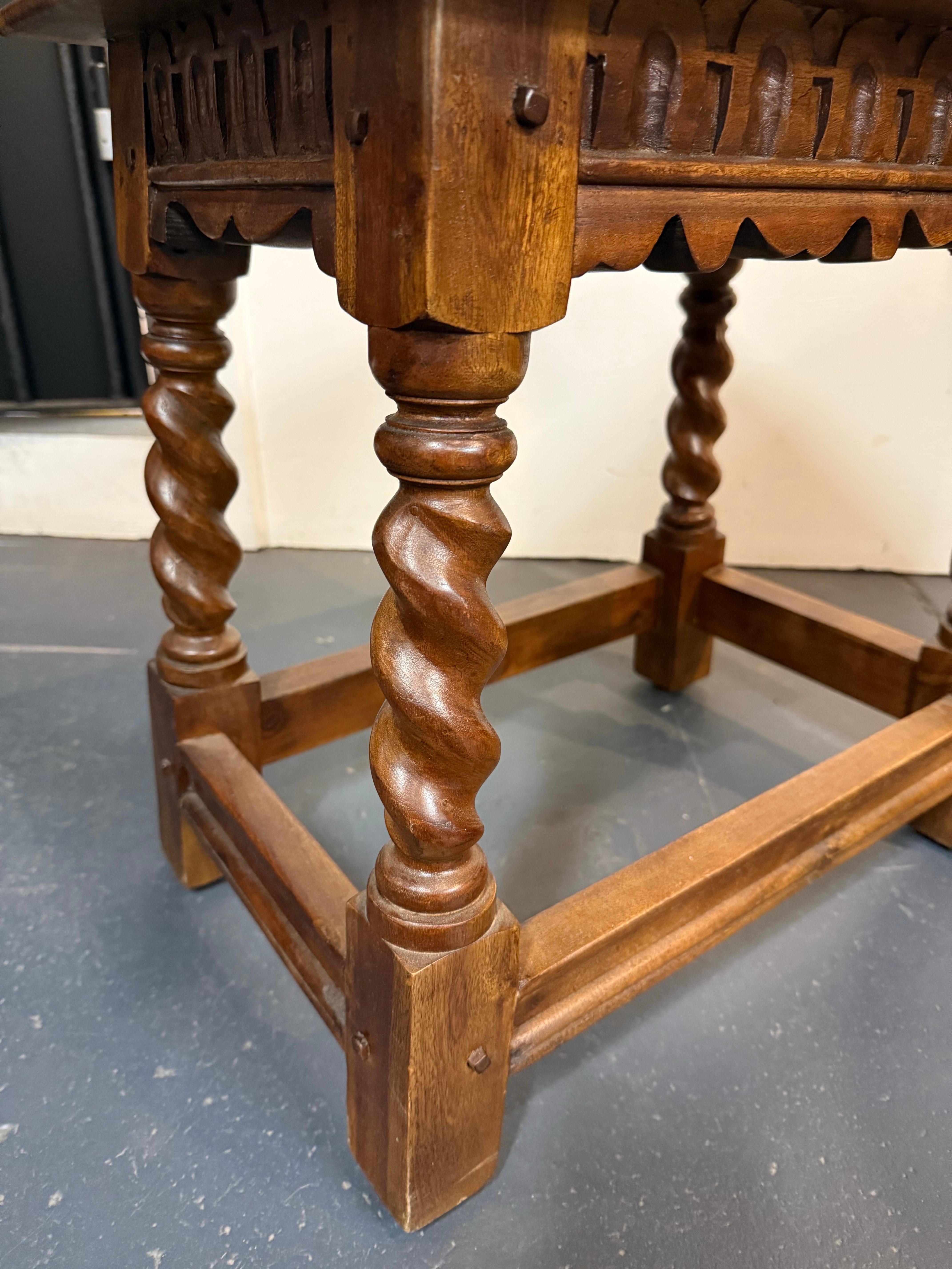 Un taburete de madera Madera en venta