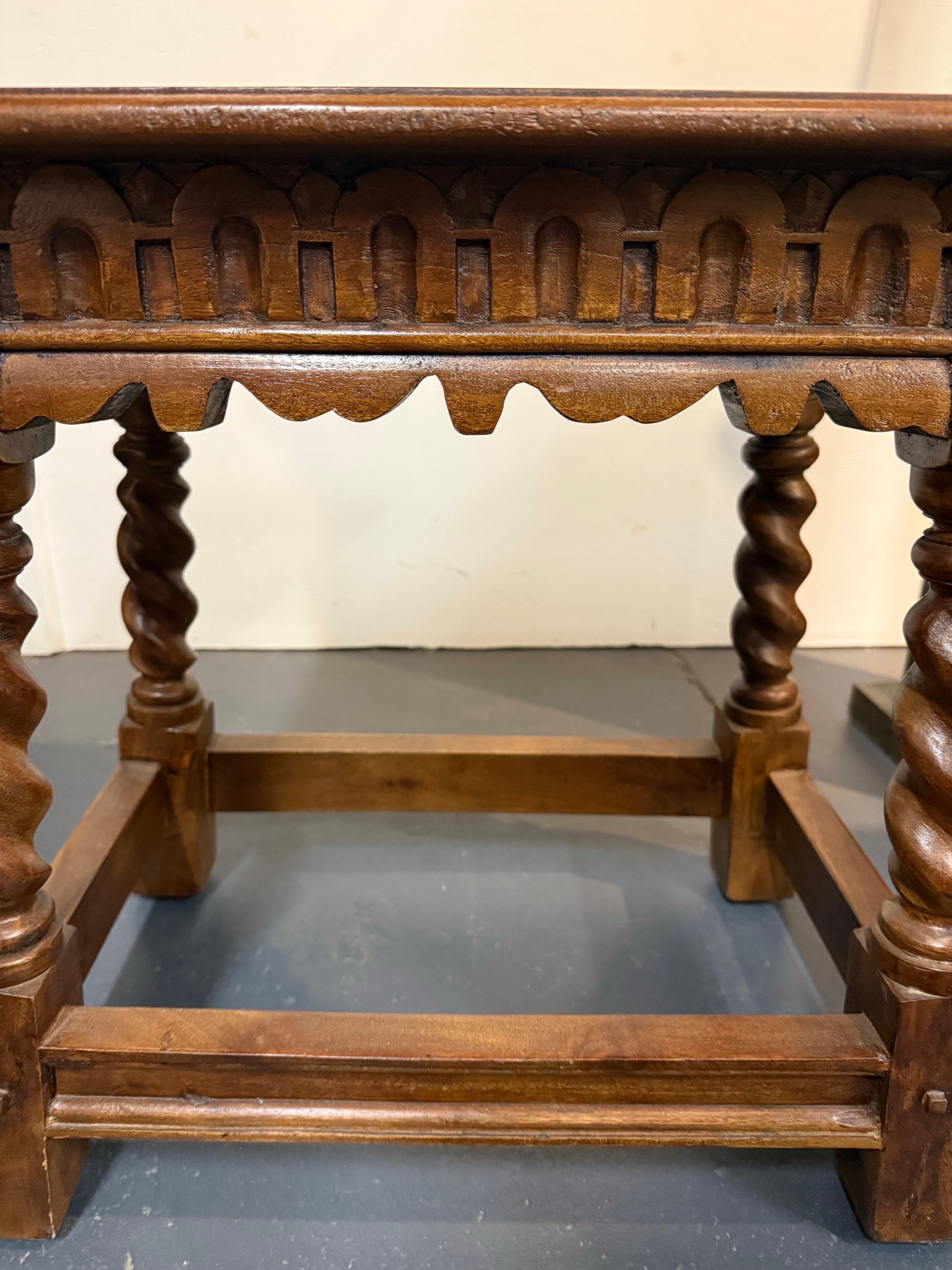 Un taburete de madera en venta 1