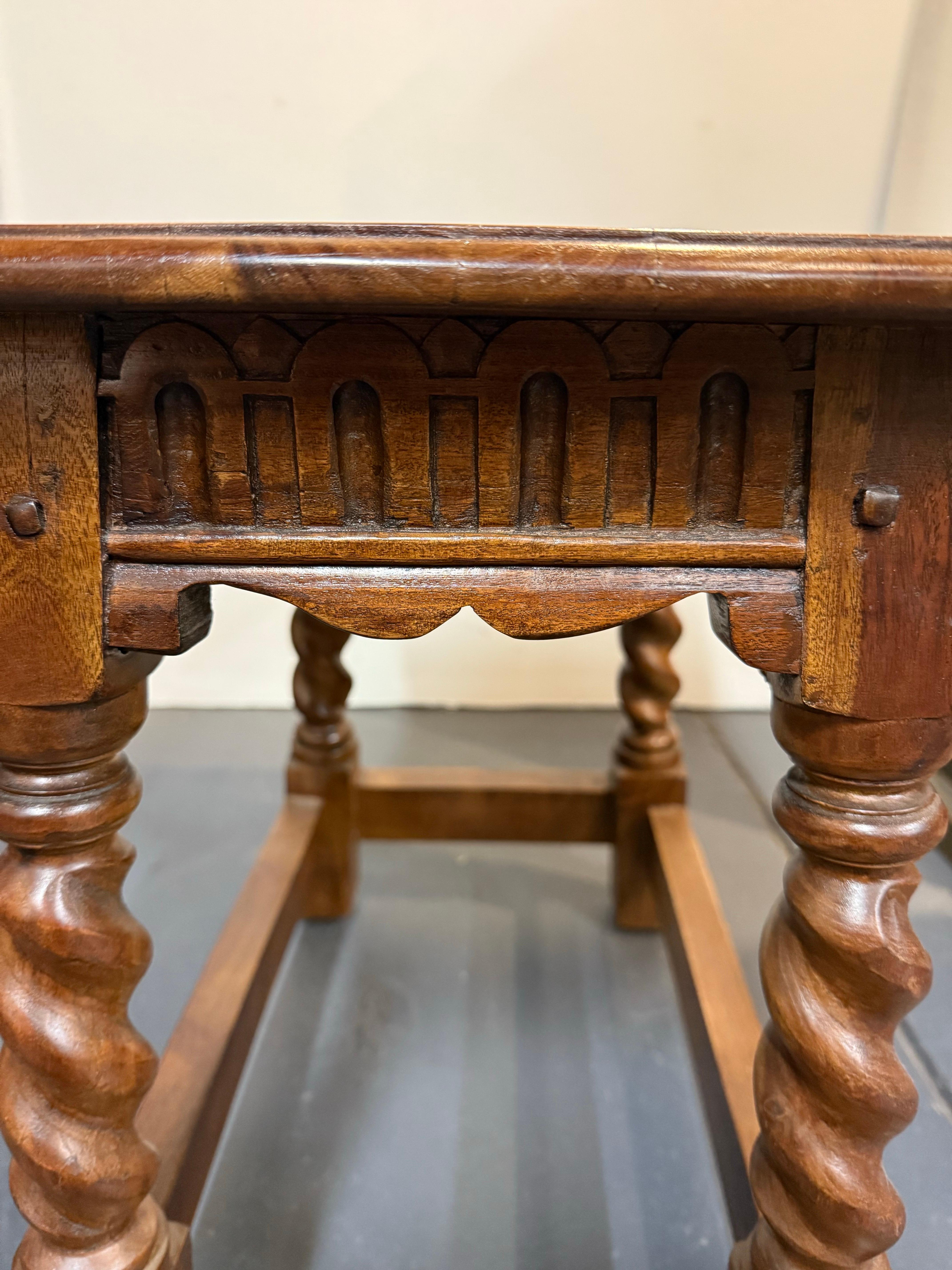 Un taburete de madera en venta 2