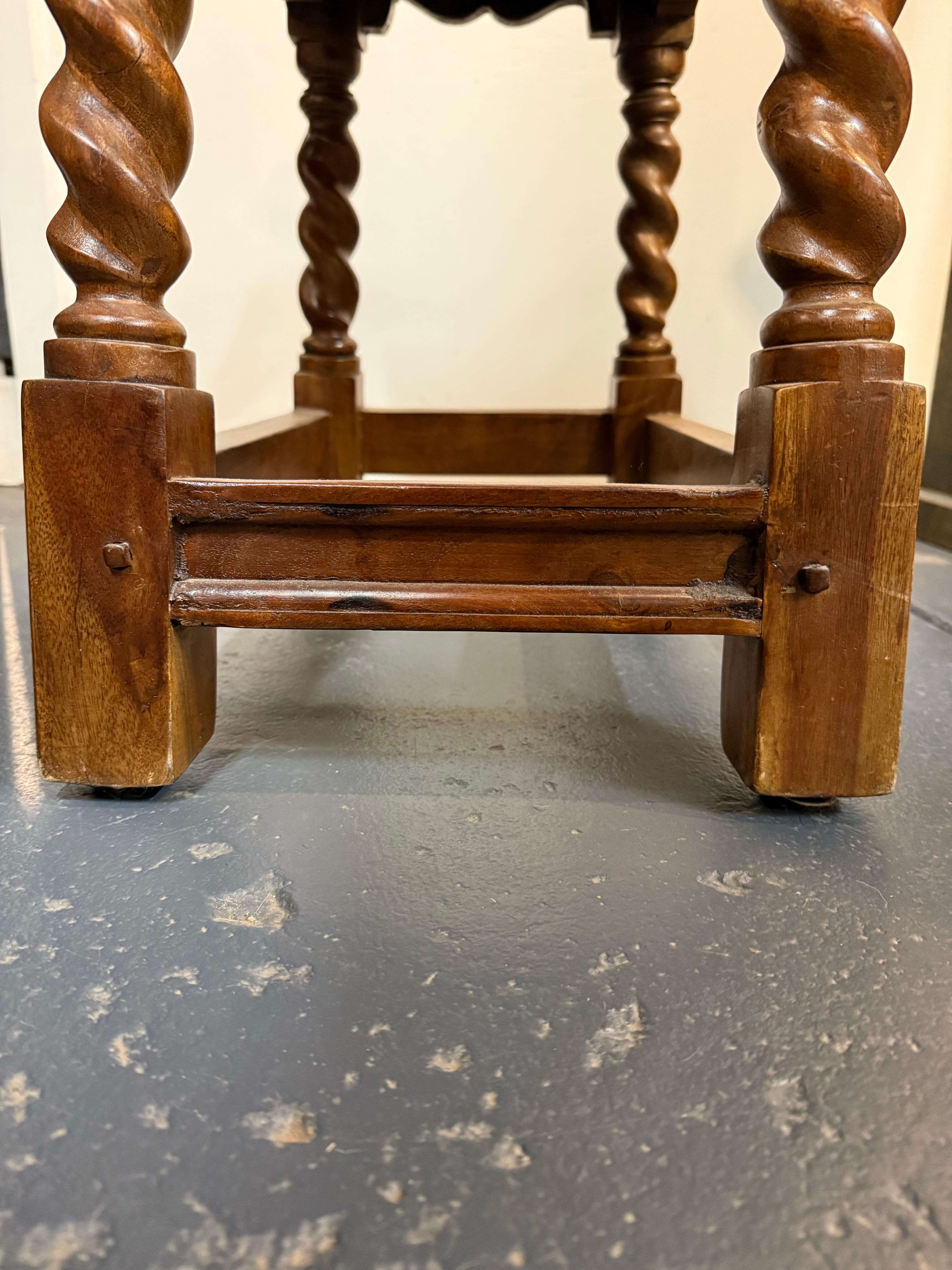 Un taburete de madera en venta 3
