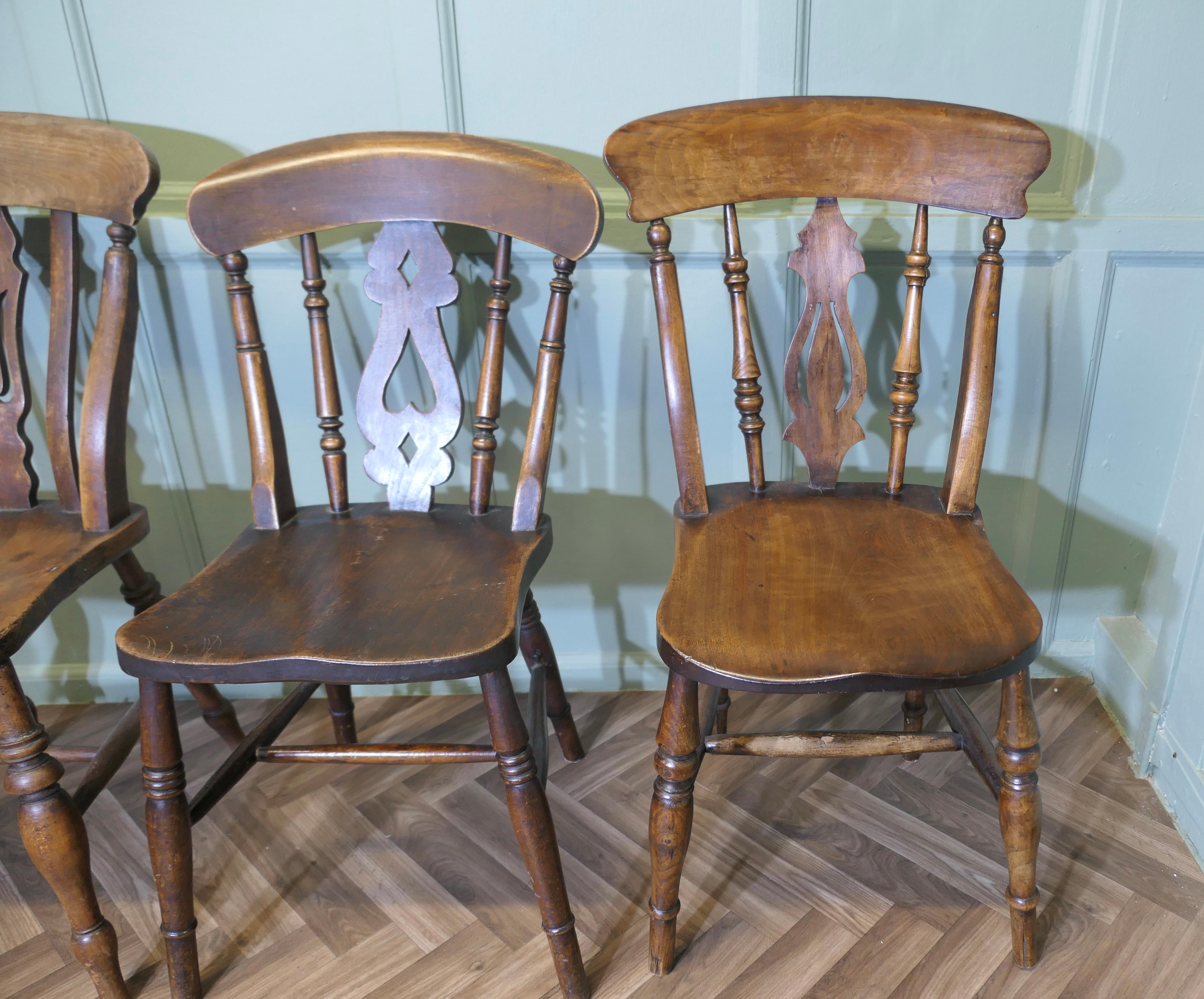 A Harlequin Set of 4 Beech & Elm Fiddle Back Chairs In Good Condition For Sale In Godshill, Isle of Wight
