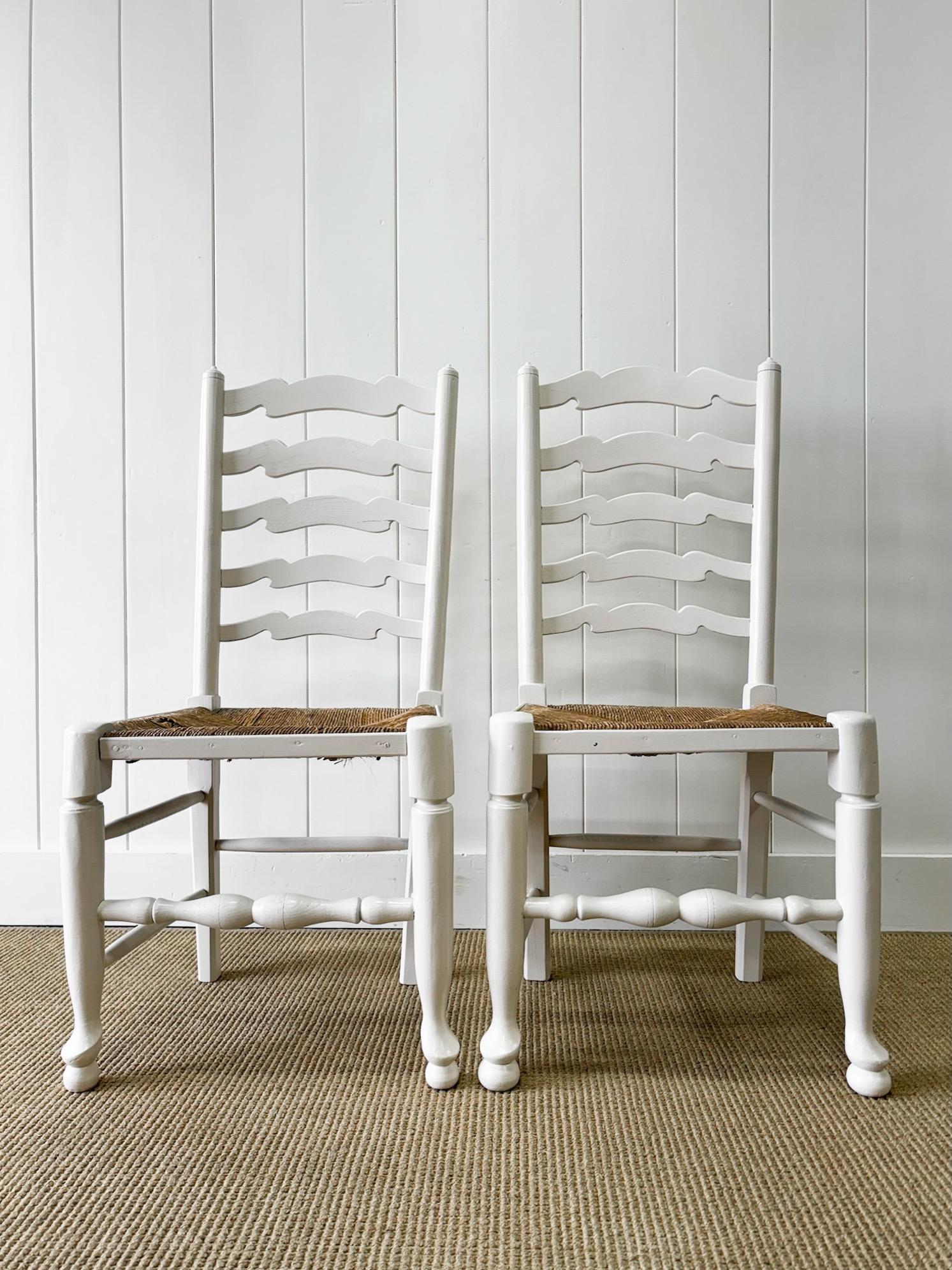 Ensemble Harlequin de 6 chaises anglaises peintes à dossier en échelle en vente 10
