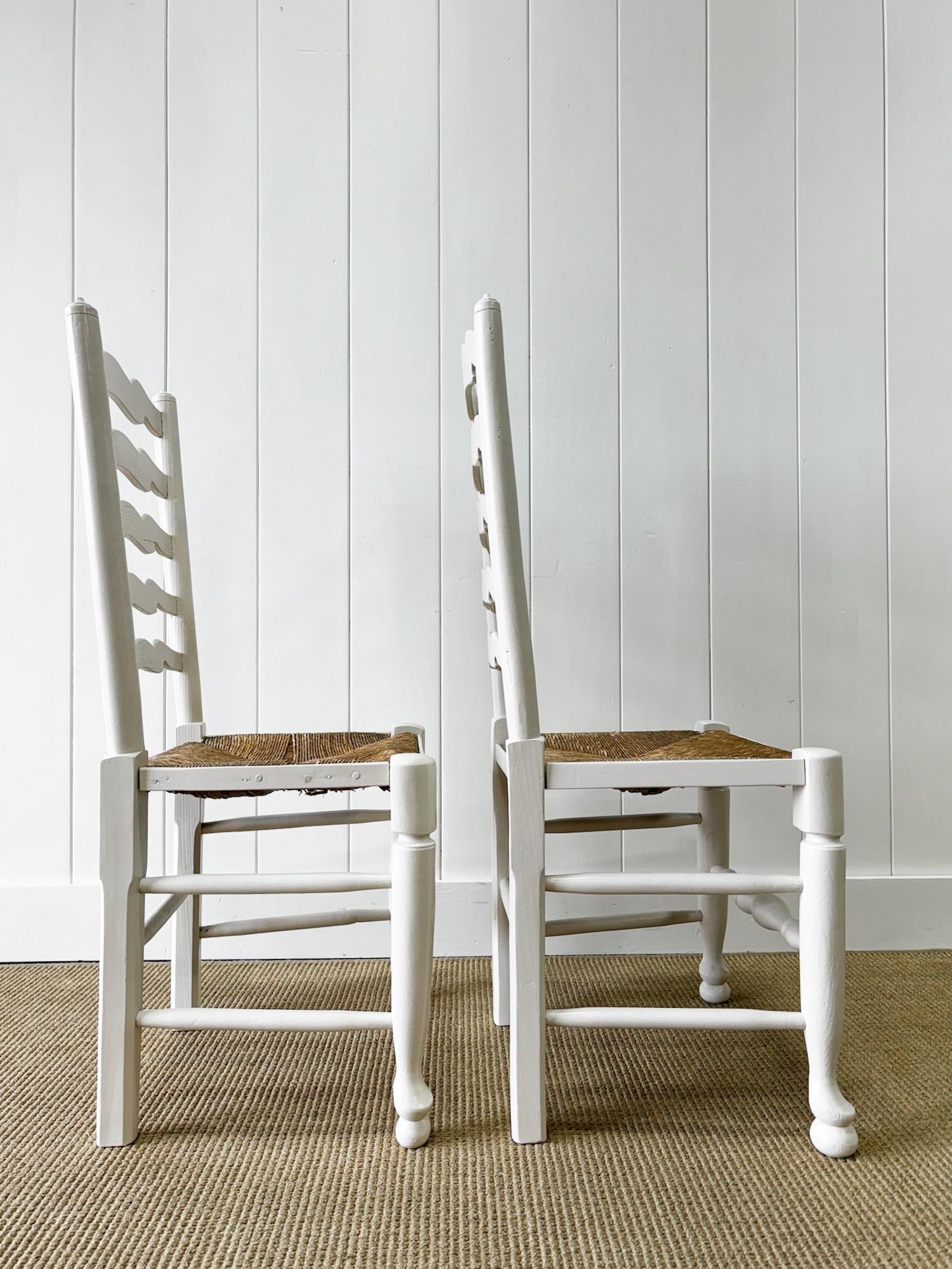 Ensemble Harlequin de 6 chaises anglaises peintes à dossier en échelle en vente 11