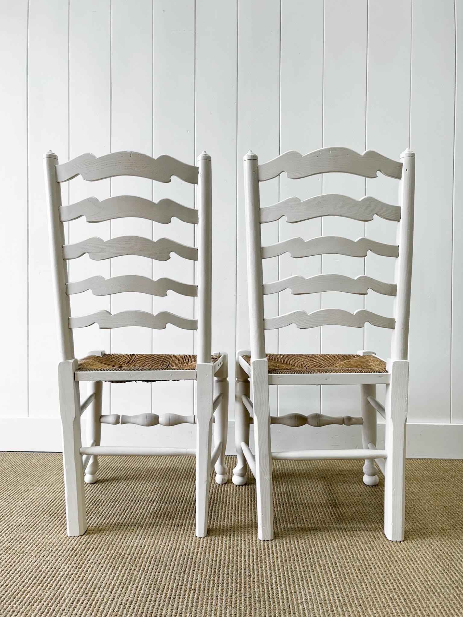 Ensemble Harlequin de 6 chaises anglaises peintes à dossier en échelle en vente 12