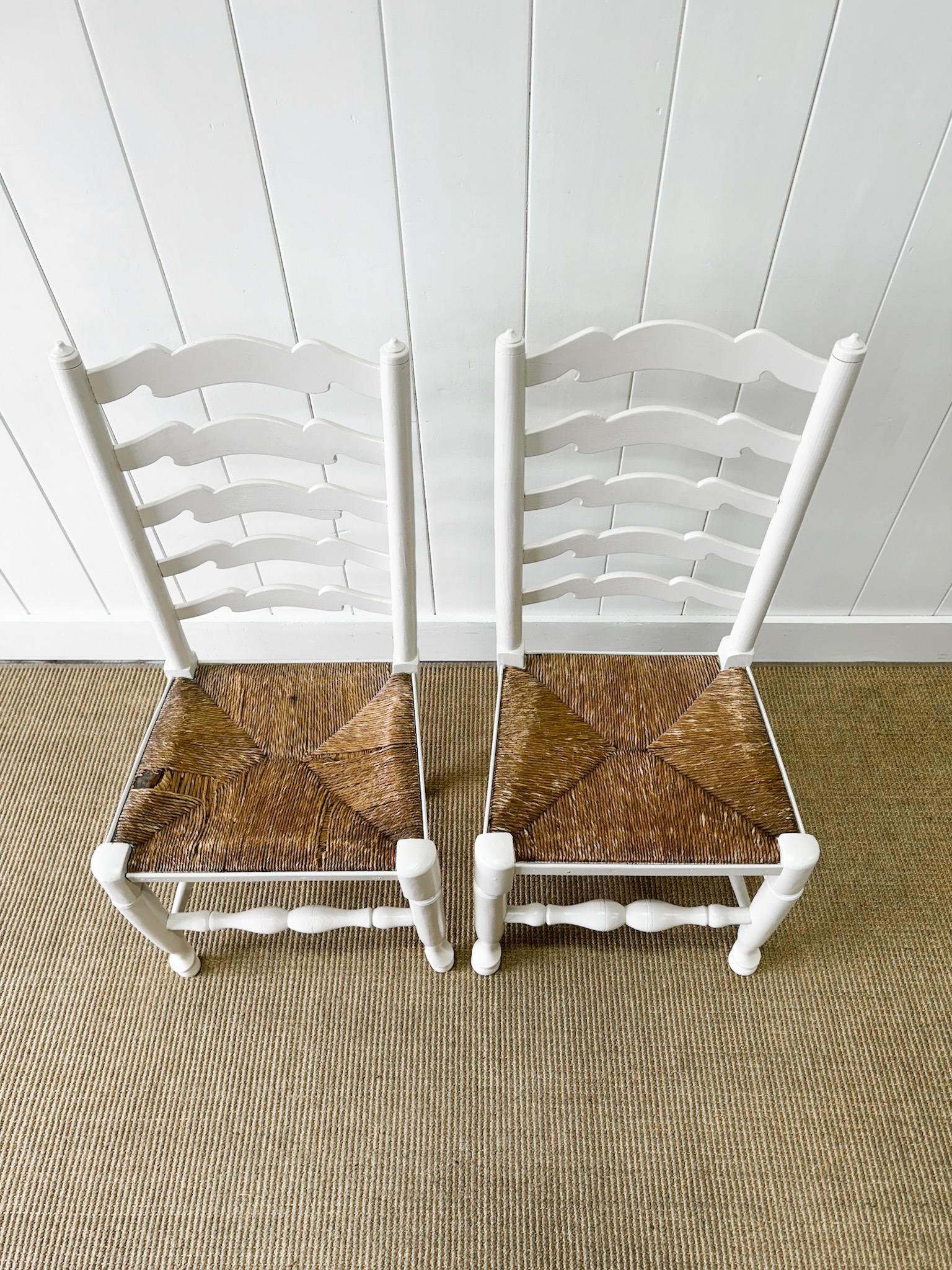 Britannique Ensemble Harlequin de 6 chaises anglaises peintes à dossier en échelle en vente