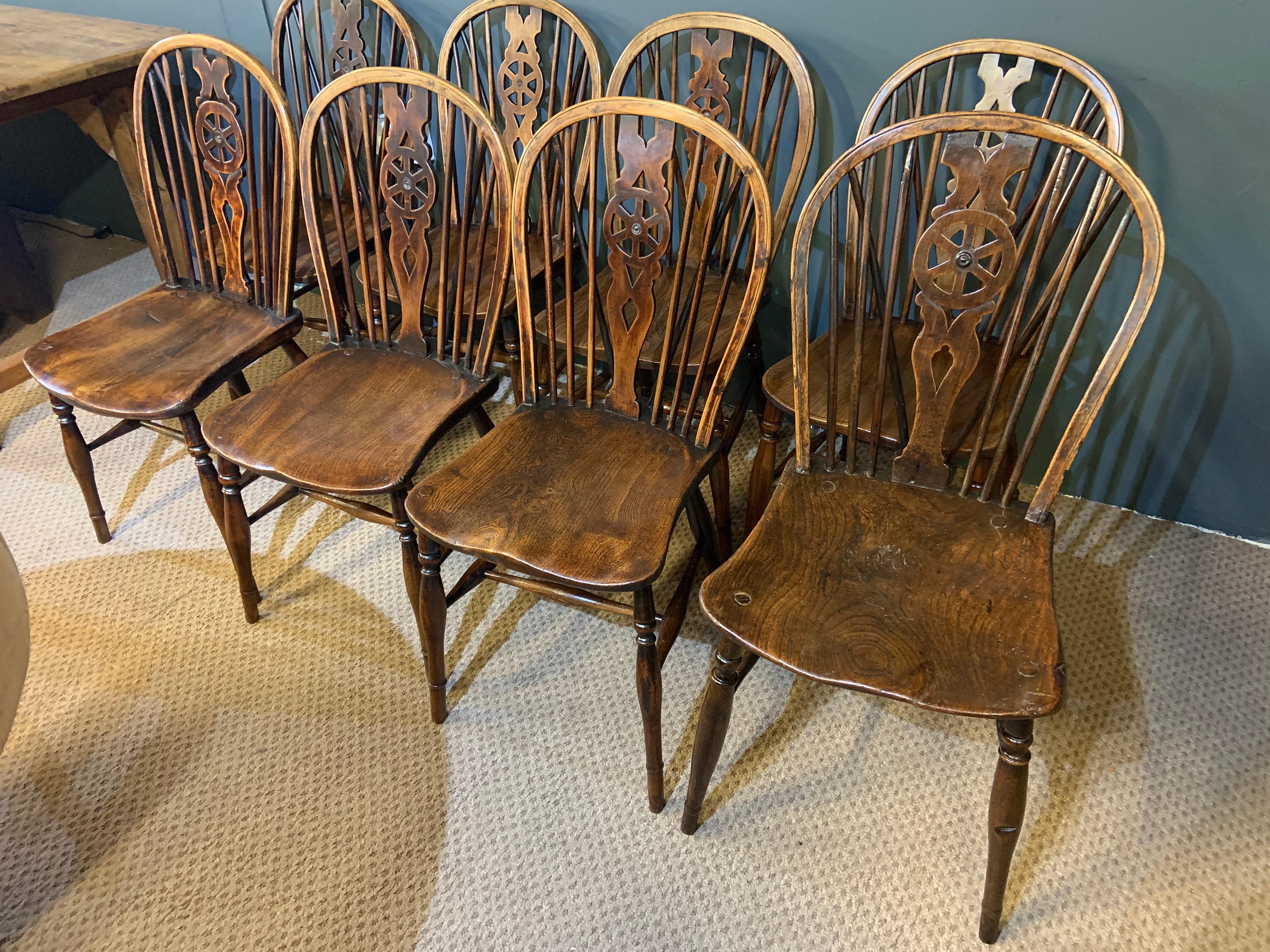 Un ensemble arlequin de huit chaises à dossier roulant Windsor du 18ème siècle entièrement restauré. Belle patine et couleur.