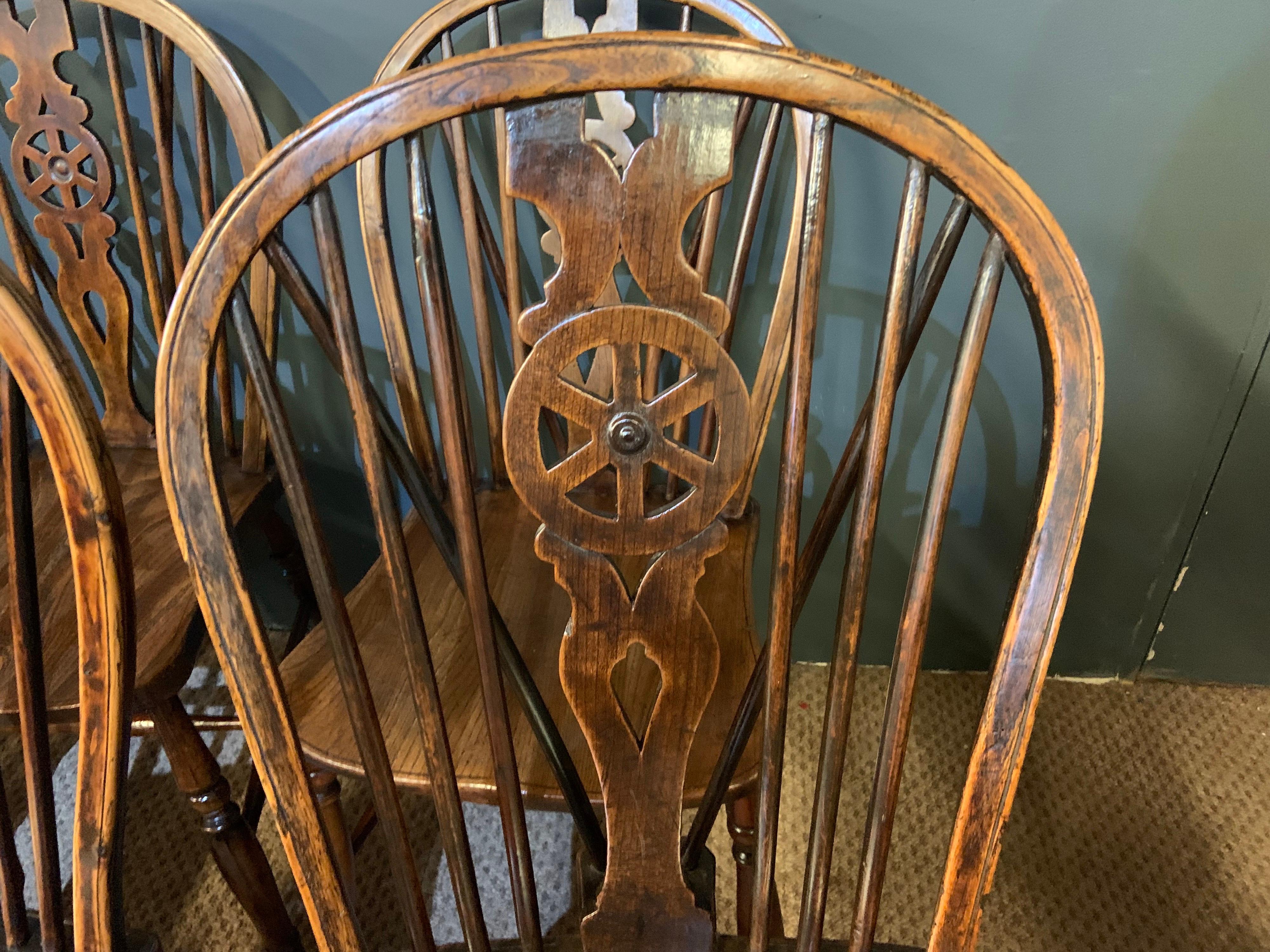 Harlekin-Set von acht Windsor-Sesseln mit Radrückenlehne aus dem 18. Jahrhundert (Land) im Angebot