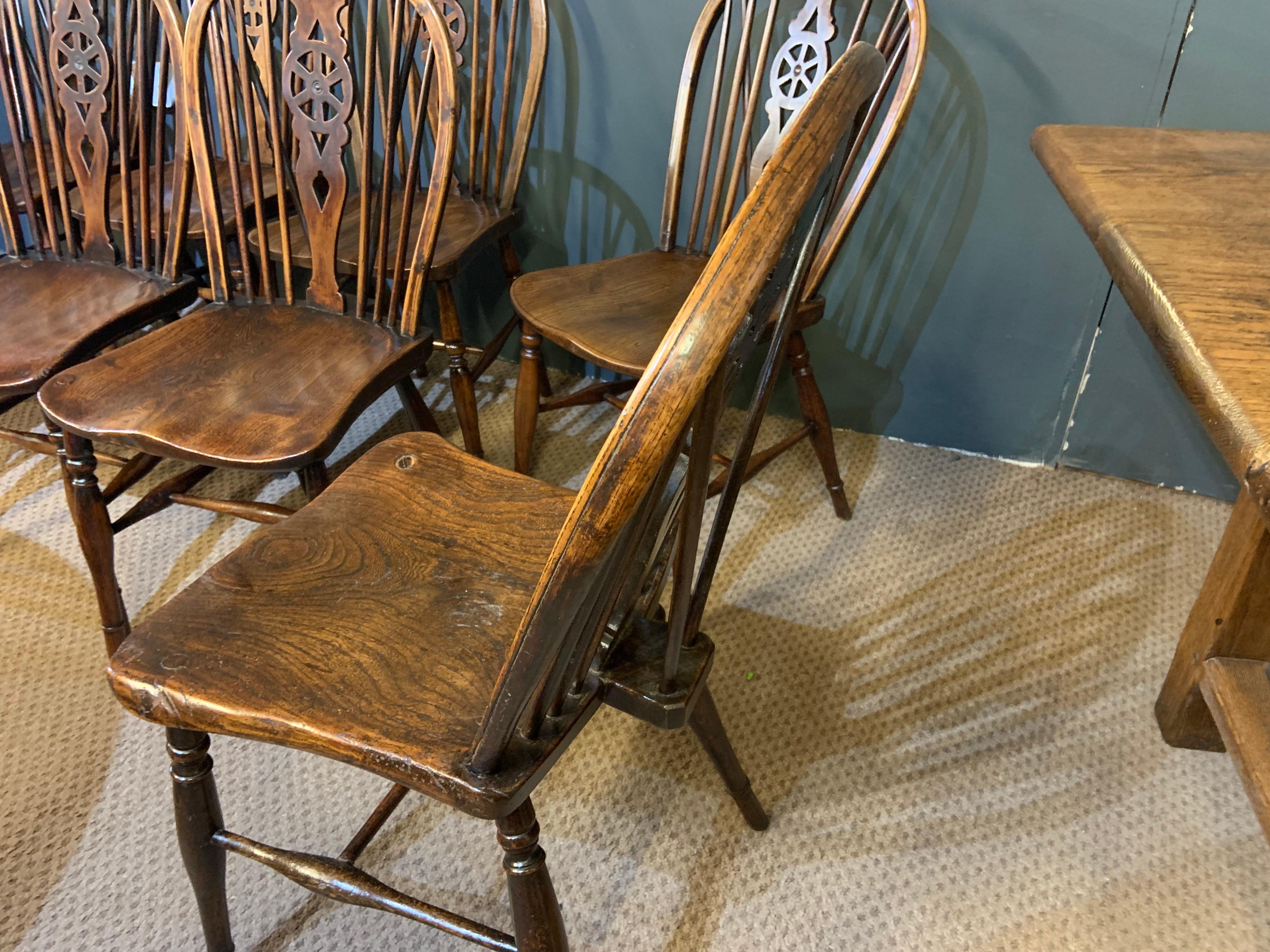 English Harlequin Set of Eight 18th Century Windsor Wheel Back Chairs For Sale