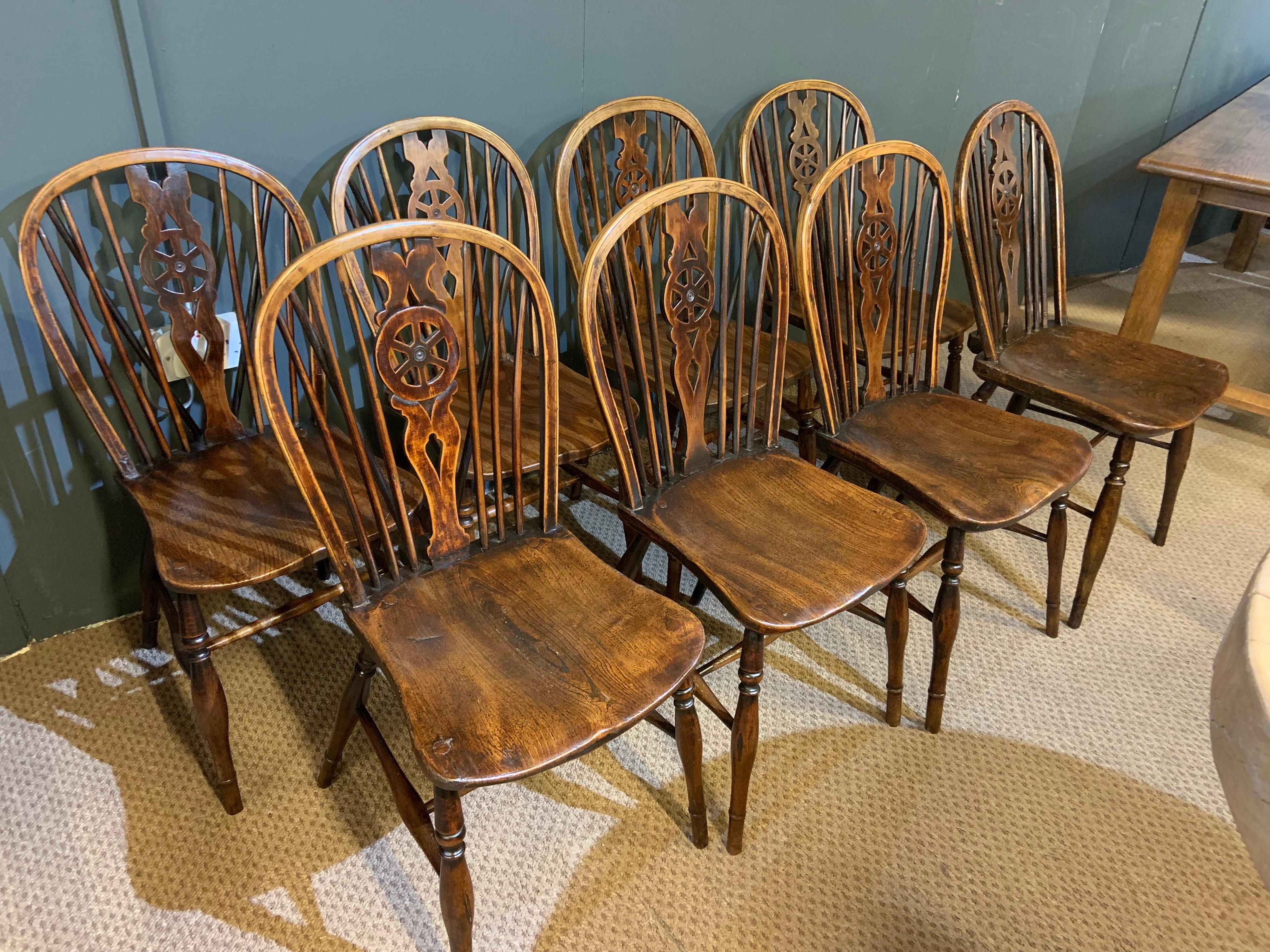 Harlequin Set of Eight 18th Century Windsor Wheel Back Chairs In Good Condition For Sale In Billingshurst, GB