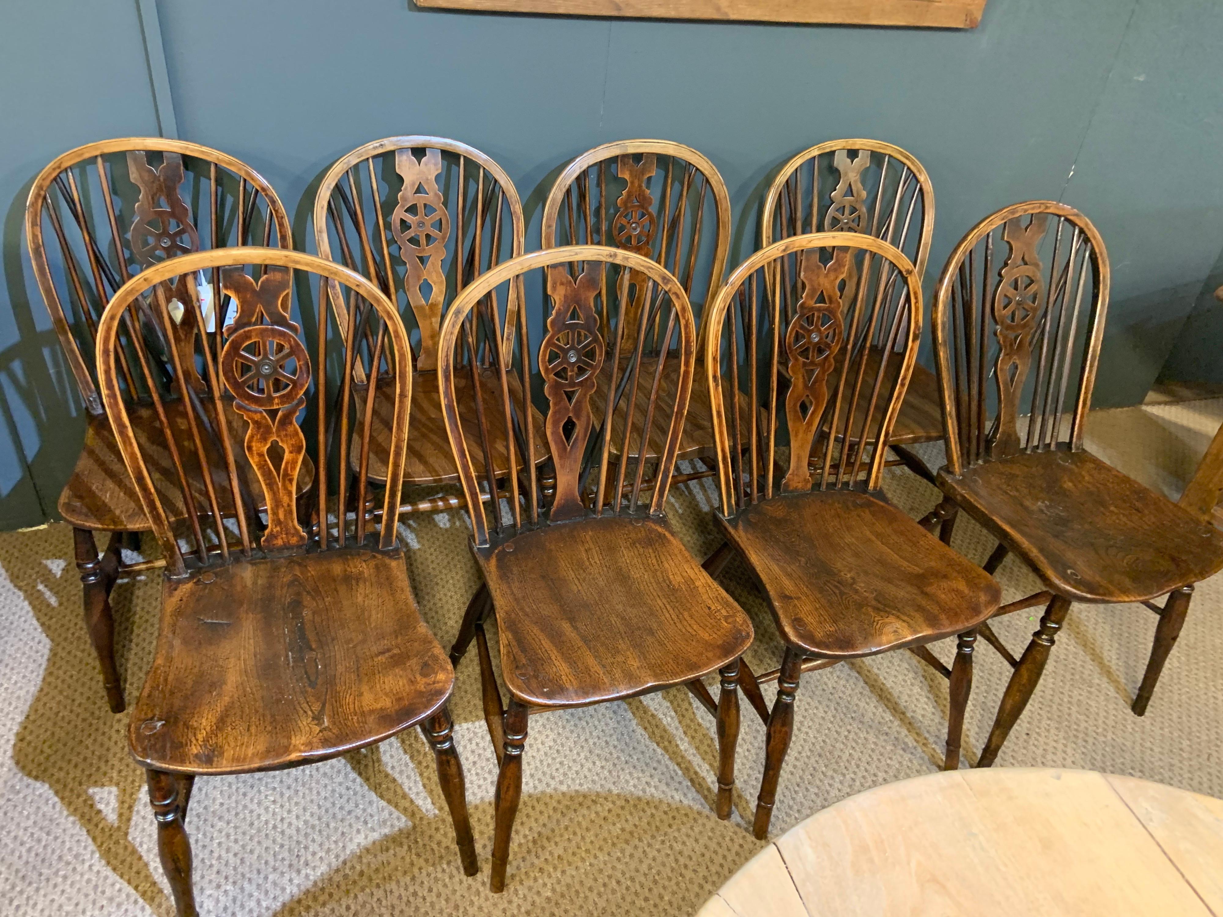Harlekin-Set von acht Windsor-Sesseln mit Radrückenlehne aus dem 18. Jahrhundert (18. Jahrhundert und früher) im Angebot