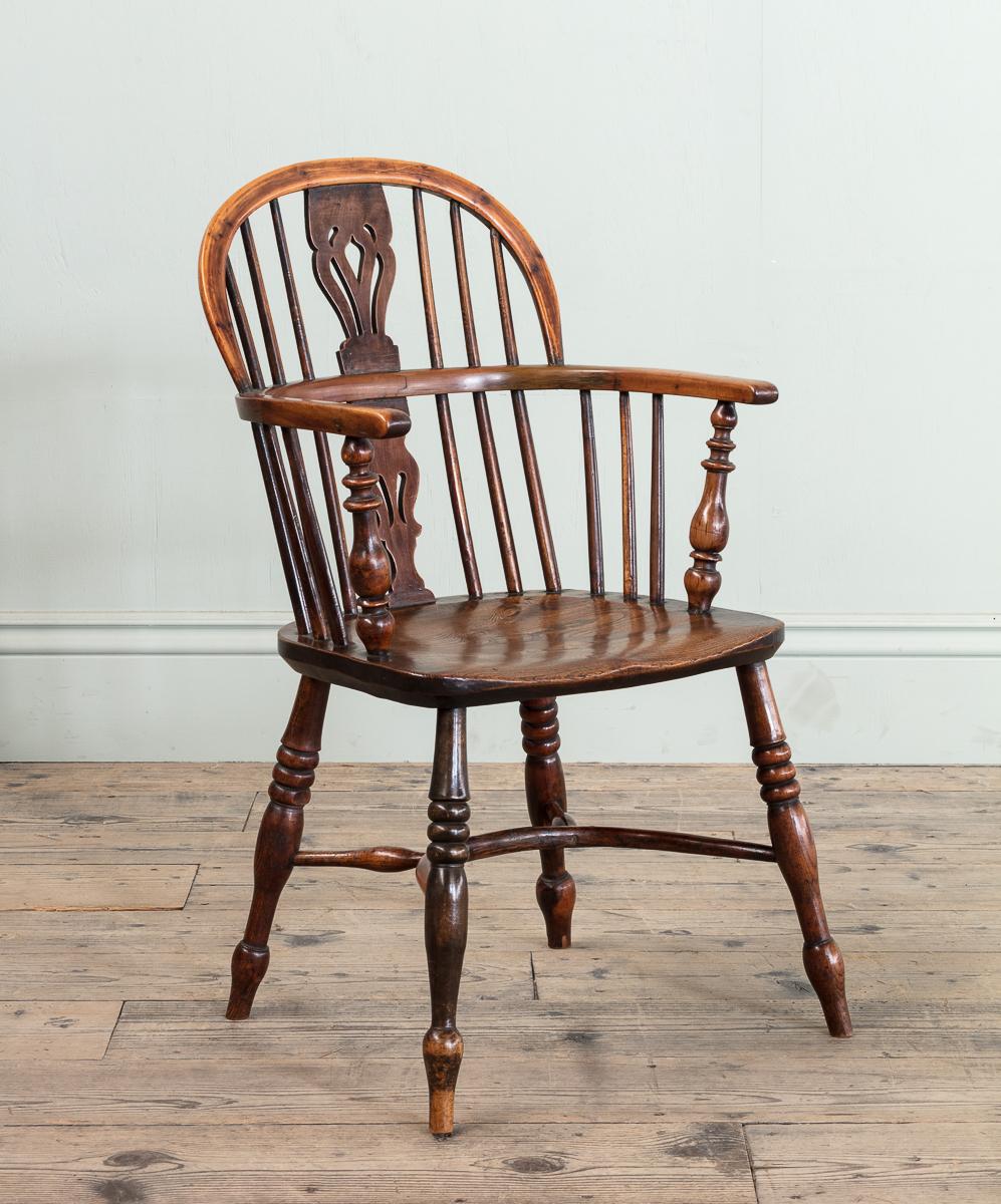 Un set Harlequin di sei poltrone Windsor in legno di tasso

Altezza: 91 cm, 35 7/8″
Larghezza: 55 cm, 21 5/8″
Profondità: 57 cm, 22 1/2″