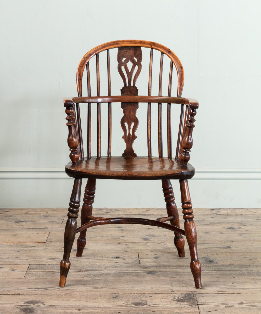 Inglese Un set Harlequin di sei poltrone Windsor in legno di tasso in vendita