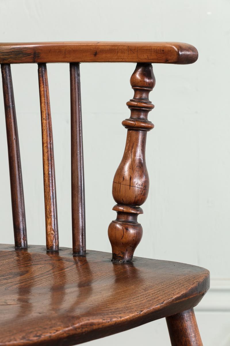 XIX secolo Un set Harlequin di sei poltrone Windsor in legno di tasso in vendita