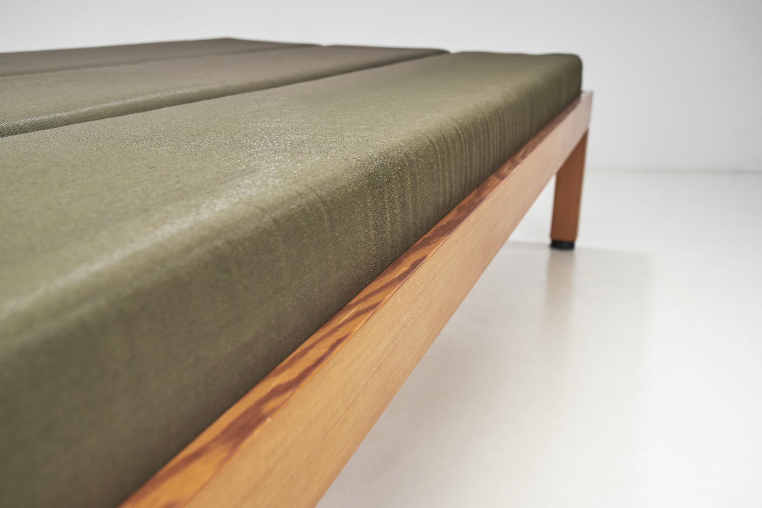 A Haroma, Saarinen, and Salo Design Collaboration Daybed, Finland 1960 For Sale 3