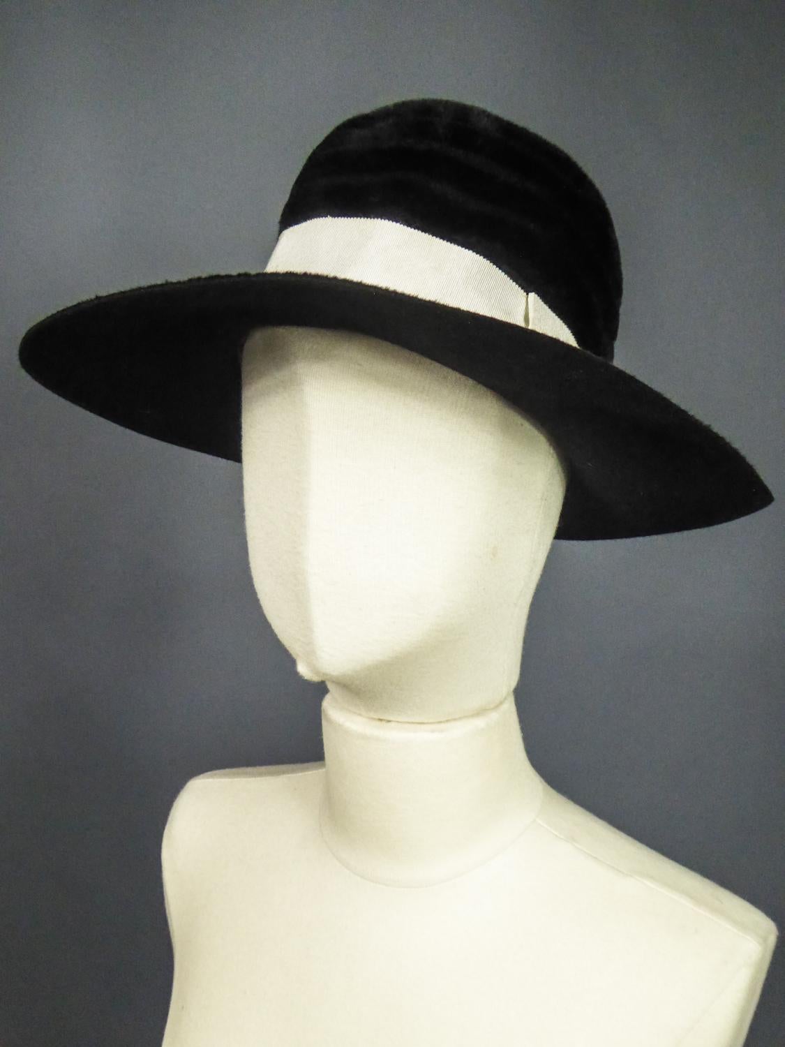 Beige Un cappello di feltro di Harrods di Atelier Lucas - Londra, circa 1970 in vendita