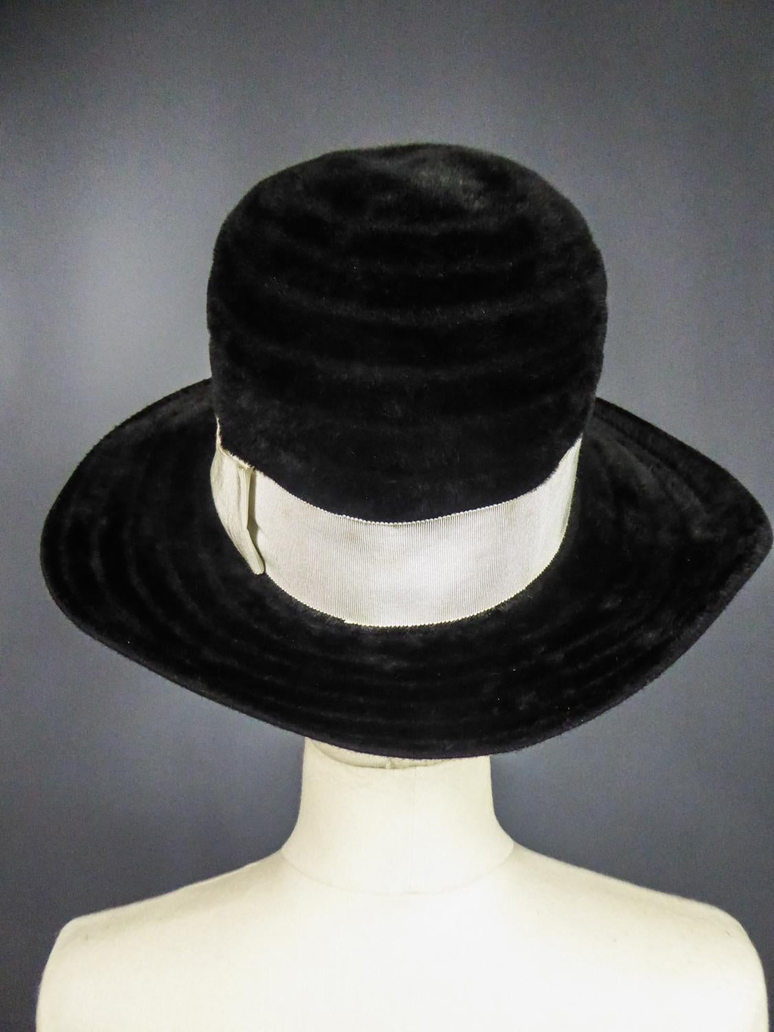 Un cappello di feltro di Harrods di Atelier Lucas - Londra, circa 1970 in vendita 2