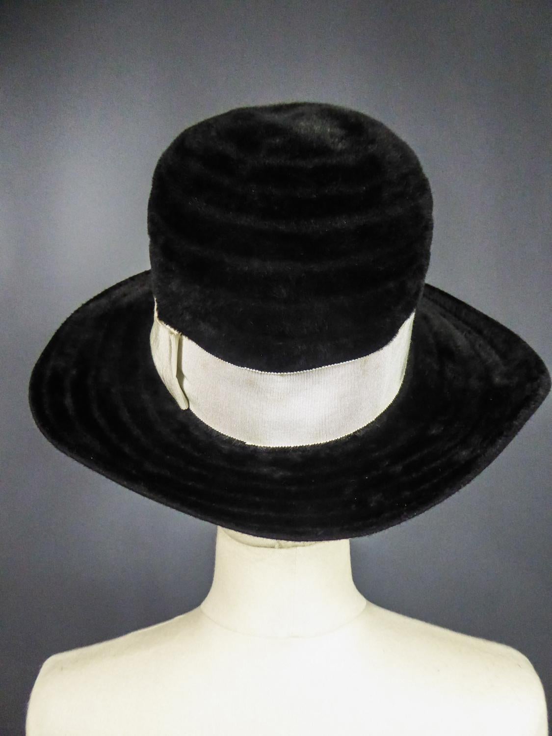 A Harrods Plush Felt Hat by Atelier Lucas - London Circa 1970  In Good Condition For Sale In Toulon, FR