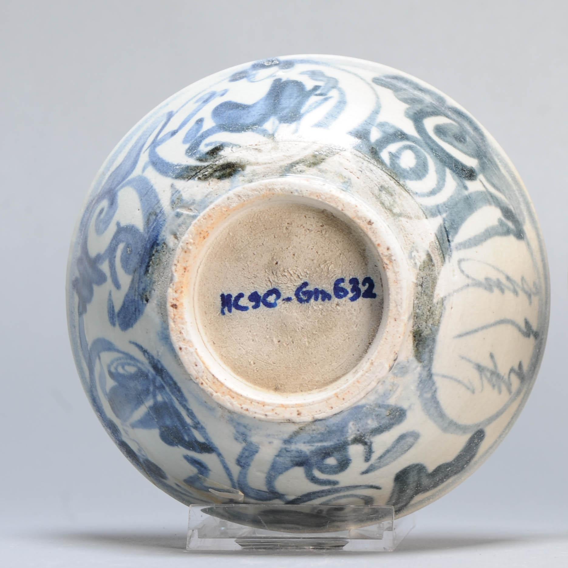 Beschreibung

Wir teilen mit Ihnen diese schöne chinesische Porzellanschale, die wir einem Stück aus dem Schiffswrack der Hatcher Junk zuschreiben, aus der späten Ming-Periode, um 1650

Die Hatcher Cargo wurde 1983 und 1985 von Michael Hatcher aus