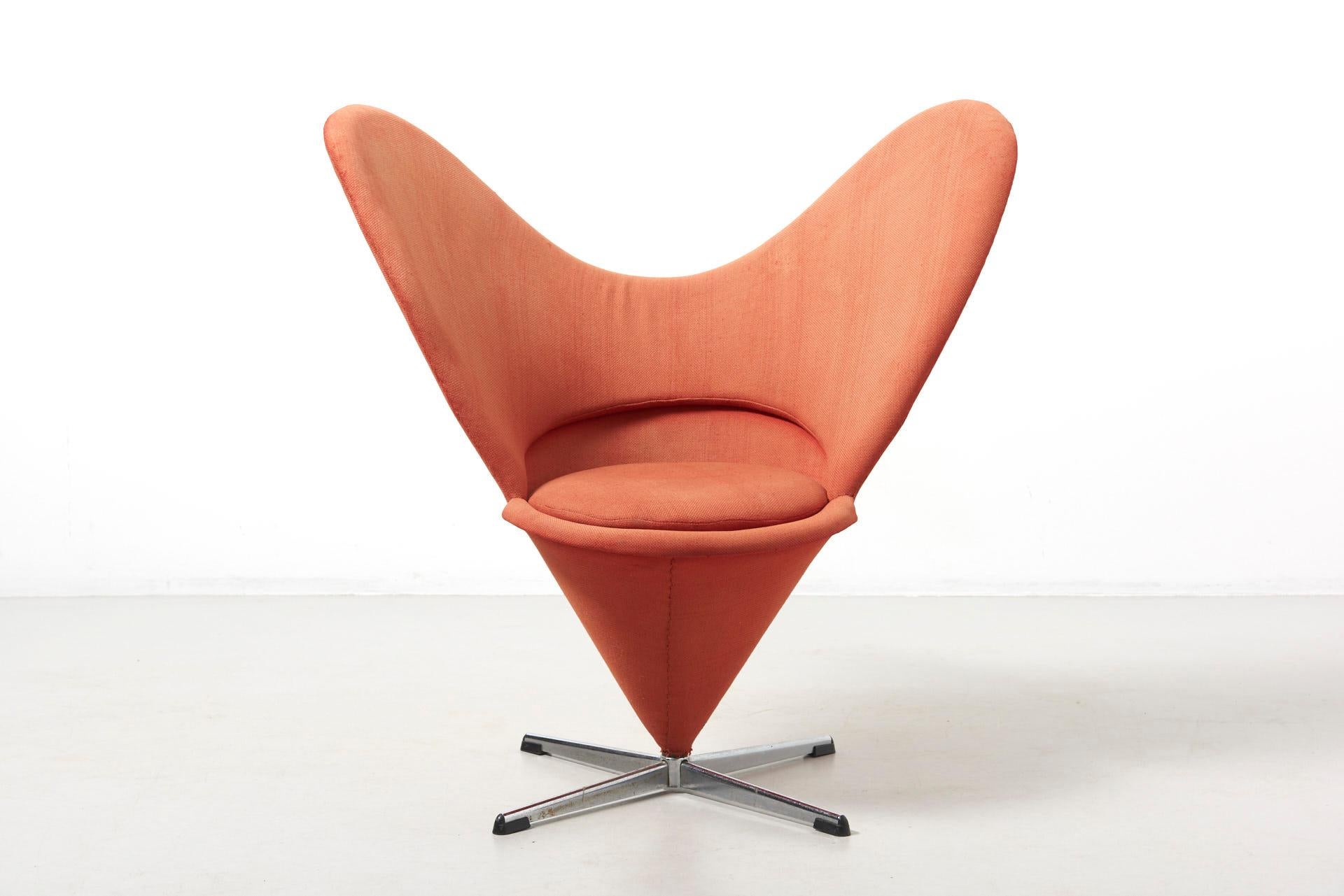 Un fauteuil pivotant en forme de cône de cœur de Verner Panton. Conçu en 1958. Fabriqué par Plus-Linje au Danemark. Nous contacter pour un nouveau rembourrage.