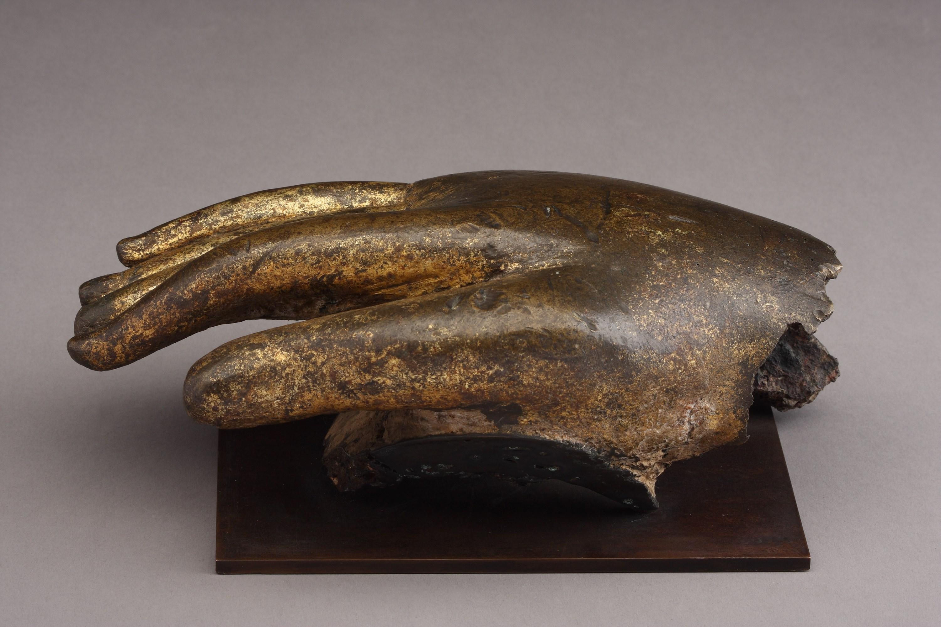 A Heavy Cast Gilded Bronze Right Hand of the Buddha Shakyamuni In Good Condition For Sale In London, GB