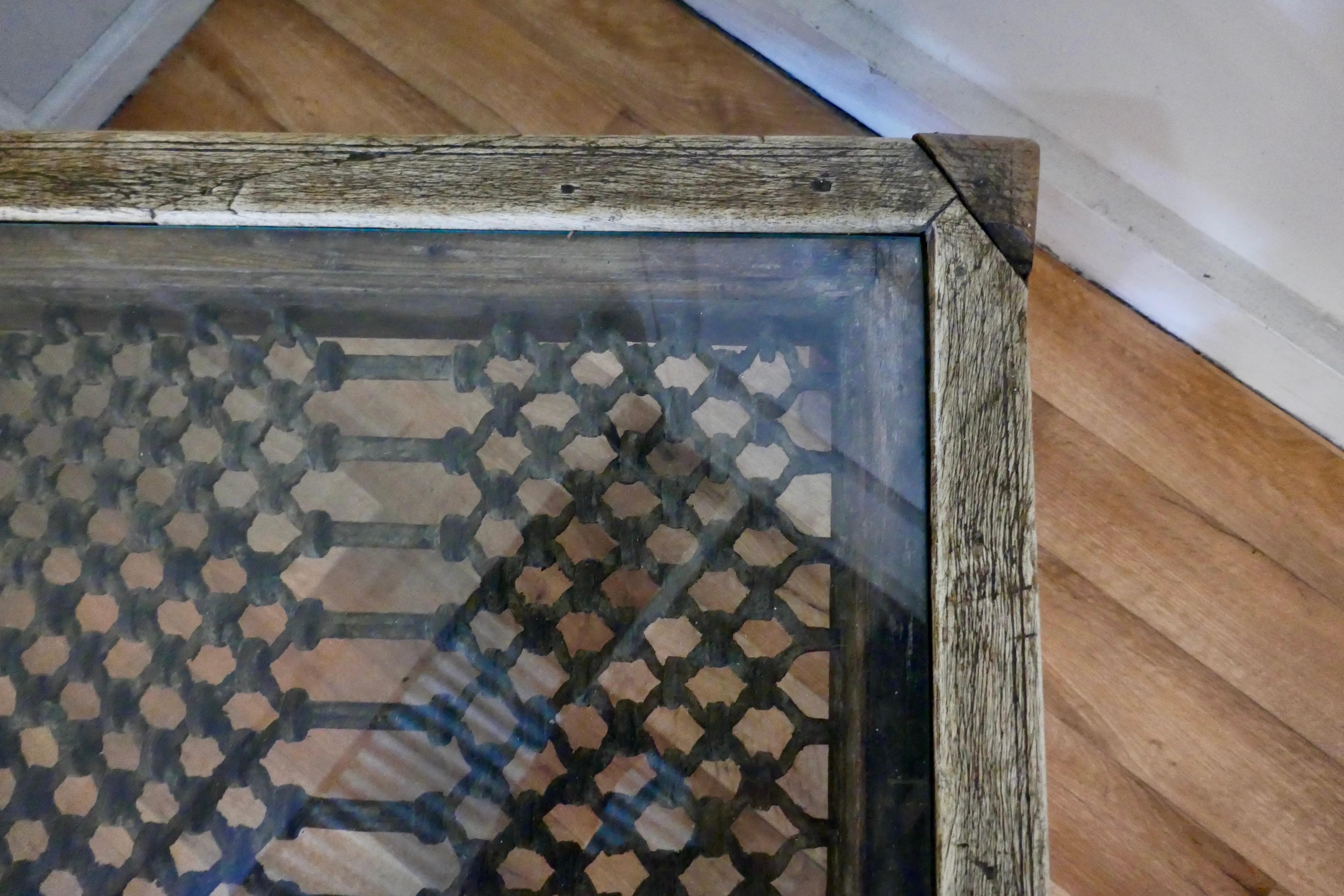 20ième siècle Table basse nord-africaine avec grille en fer insérée en vente