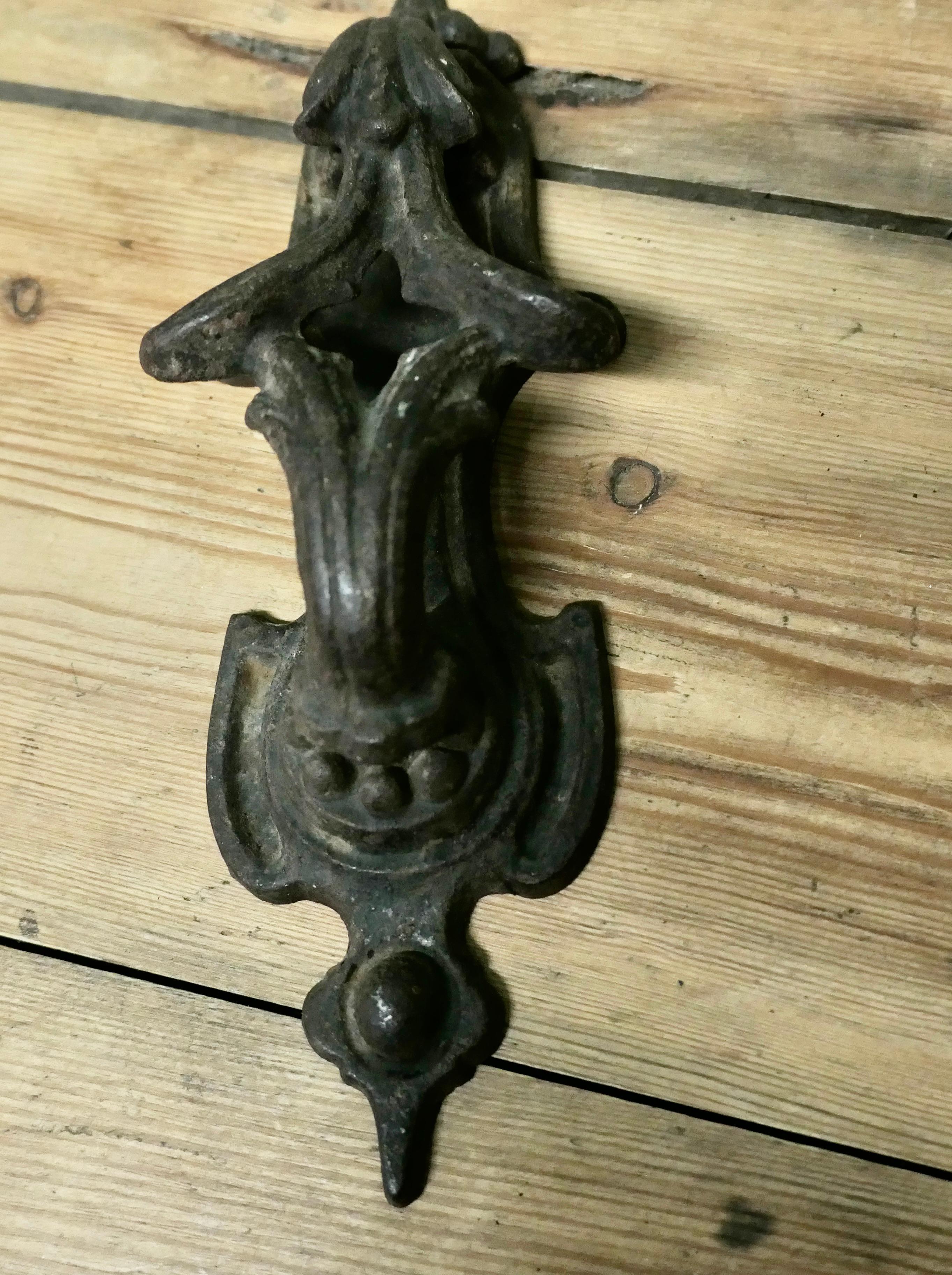 Vittoriano Un pesante battente vittoriano in ferro Questo è un classico battente vittoriano. in vendita