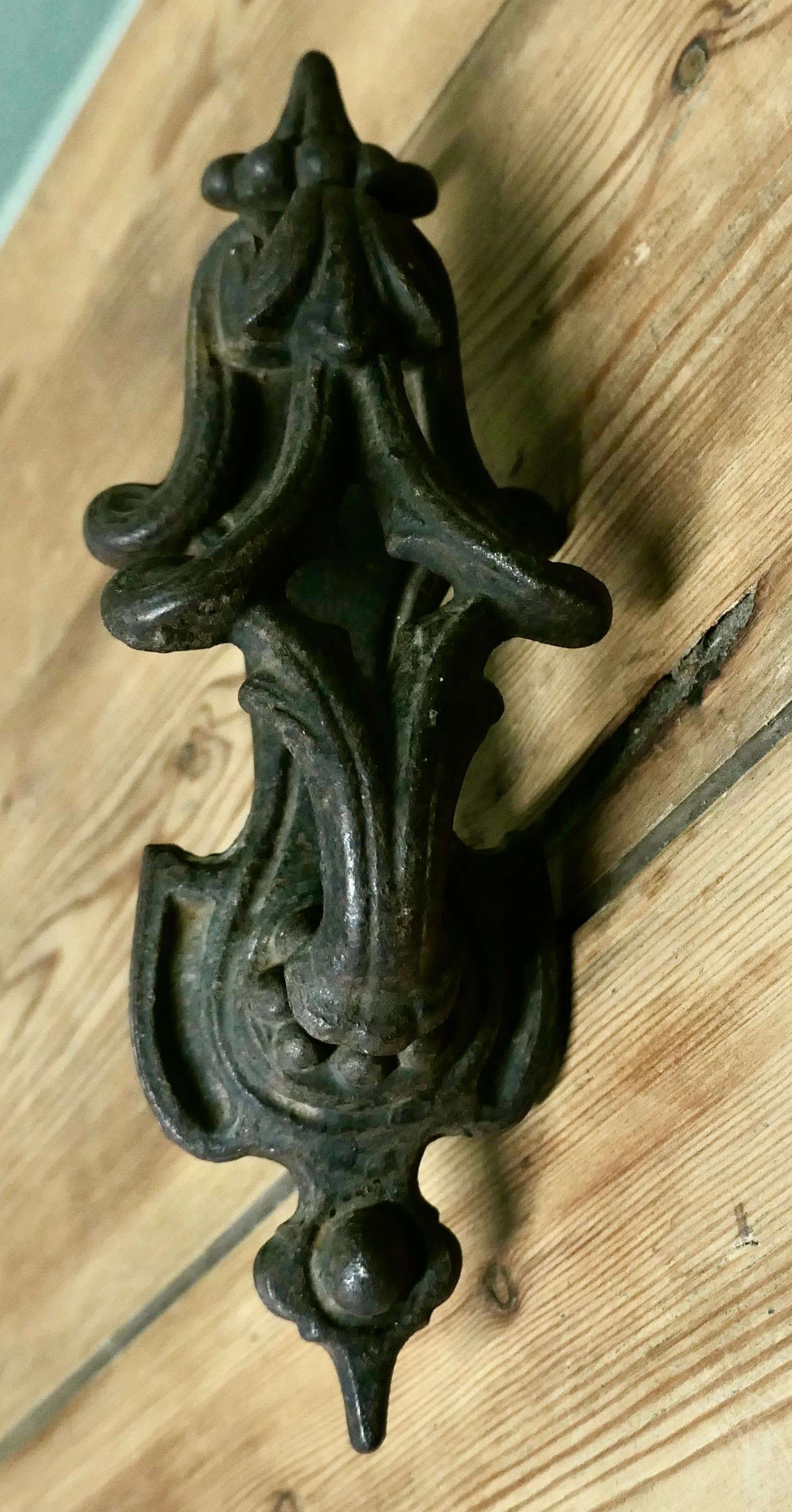 Un pesante battente vittoriano in ferro Questo è un classico battente vittoriano. In condizioni buone in vendita a Godshill, Isle of Wight