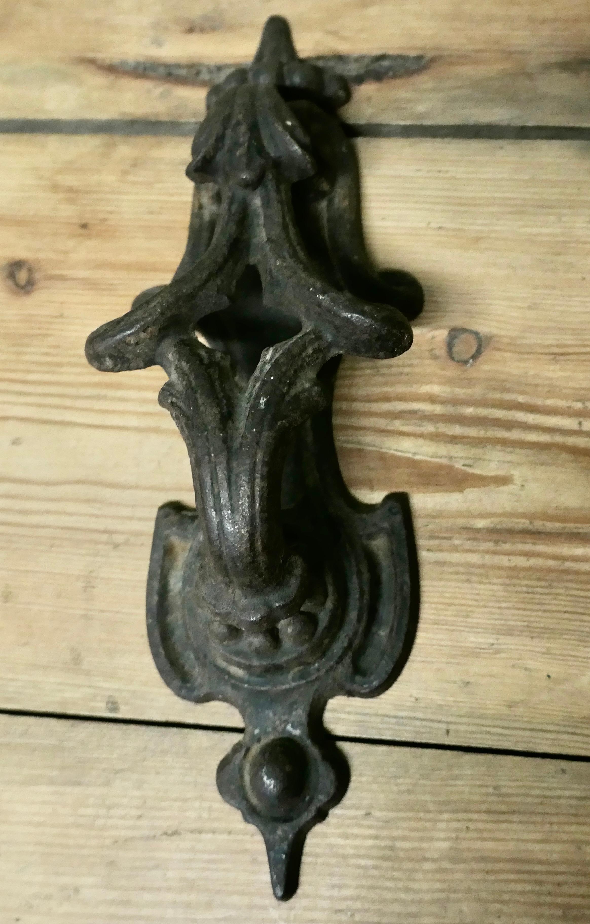 XIX secolo Un pesante battente vittoriano in ferro Questo è un classico battente vittoriano. in vendita