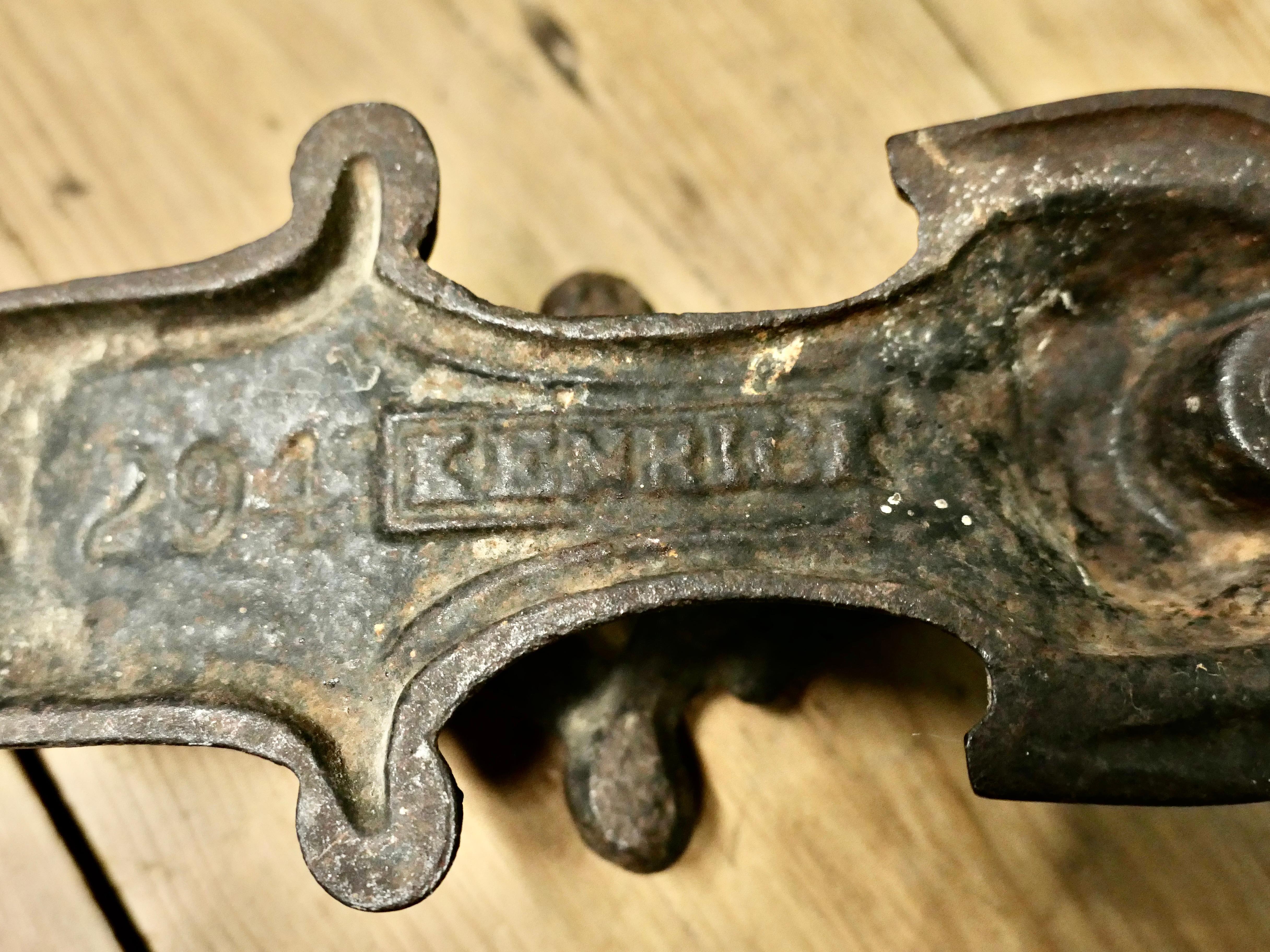 Ferro Un pesante battente vittoriano in ferro Questo è un classico battente vittoriano. in vendita