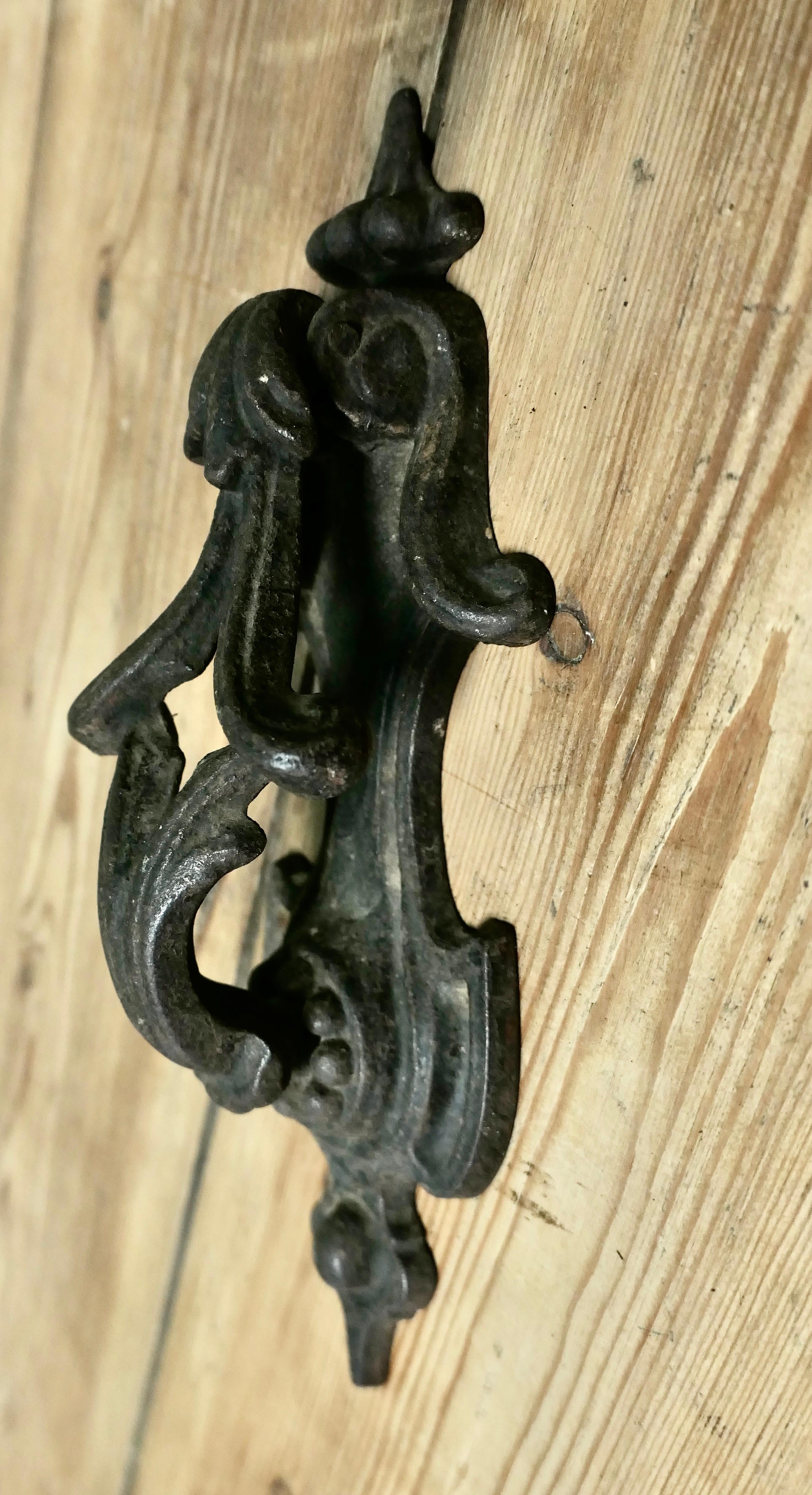 Un pesante battente vittoriano in ferro Questo è un classico battente vittoriano. in vendita 1