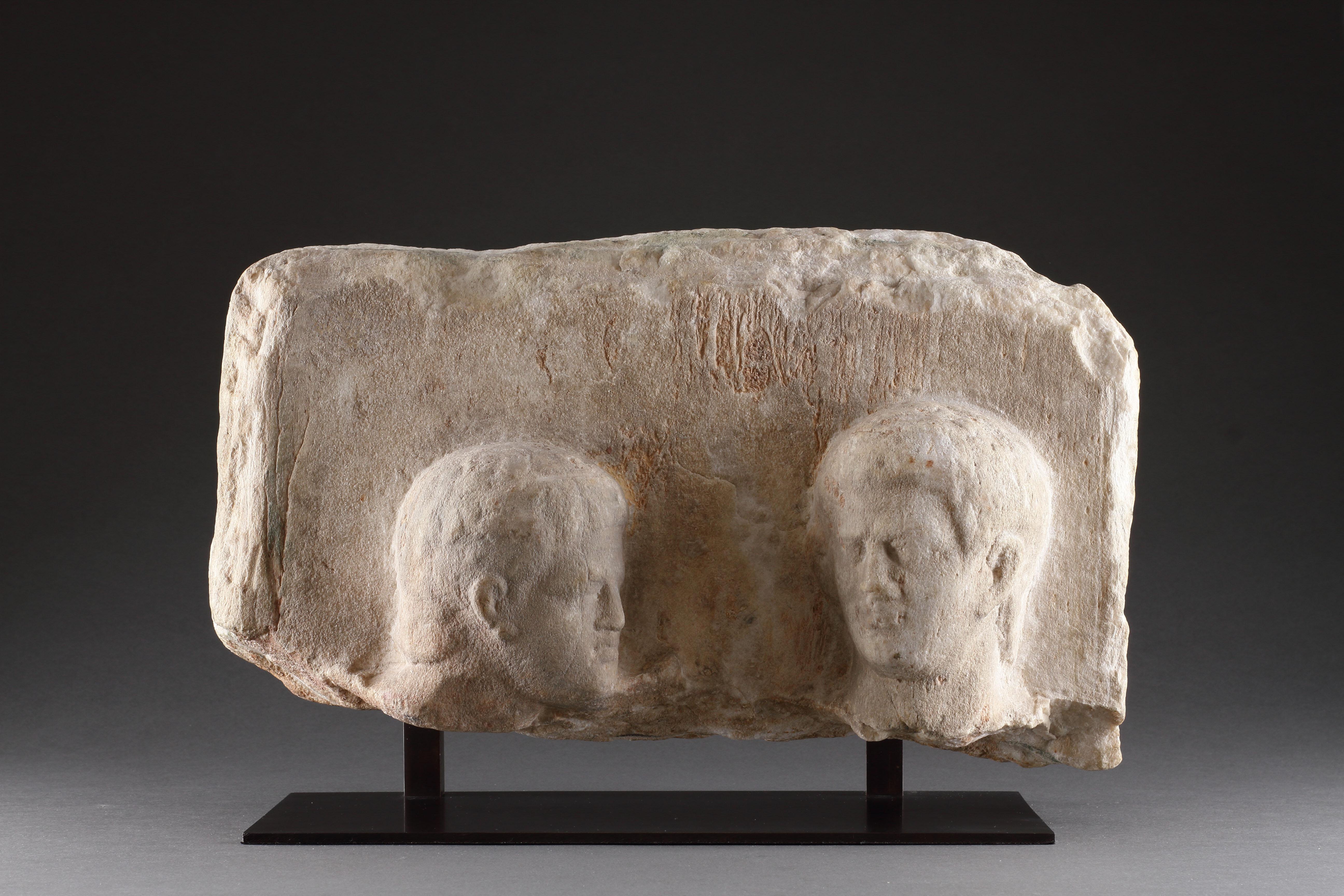 Grec Stele funéraire hellénistique en haut-relief avec deux têtes masculines en vente