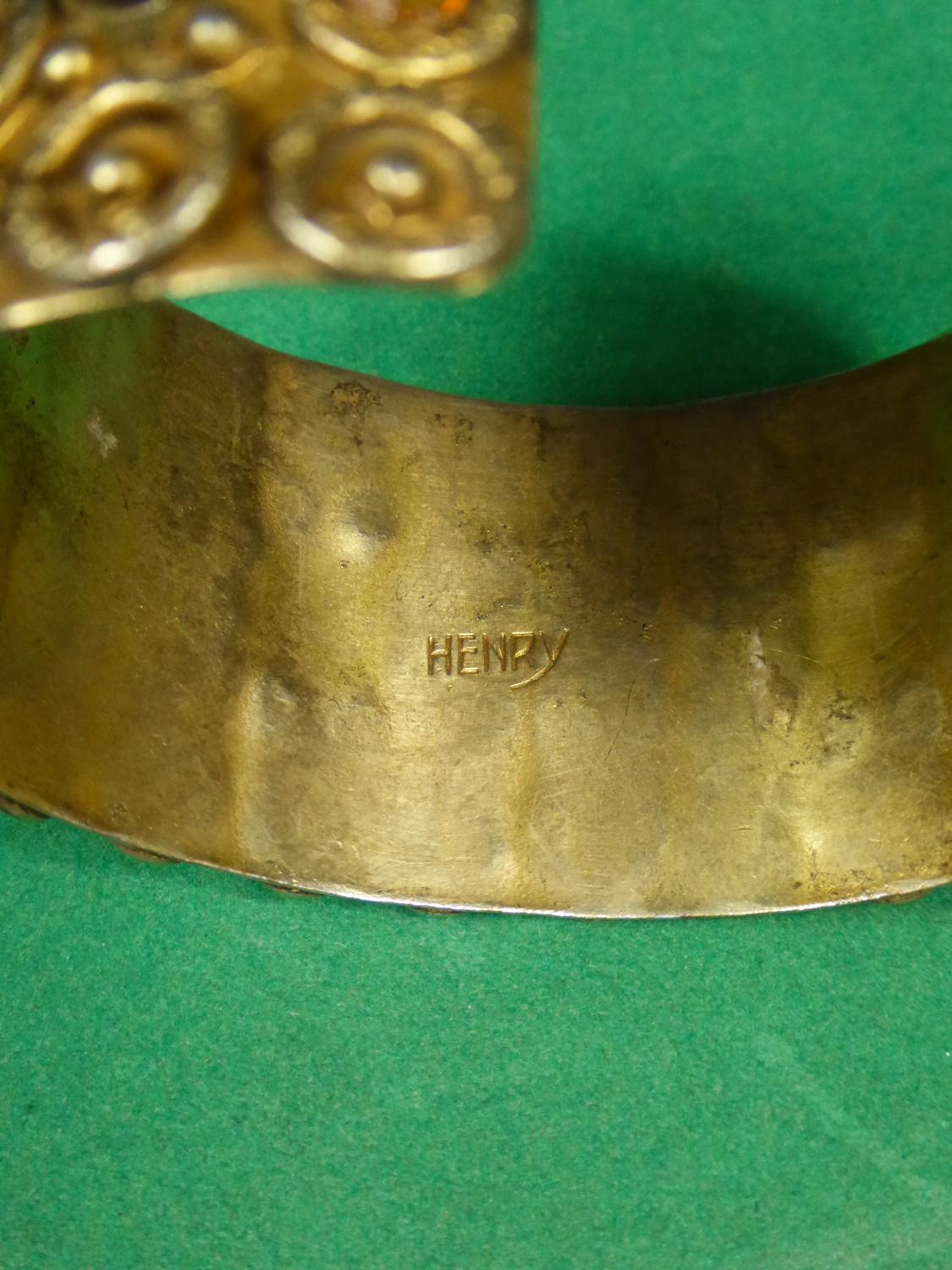 A Henry Perichon Bracelet in Brass and Pearls for Haute Couture Circa 1960 In Excellent Condition For Sale In Toulon, FR