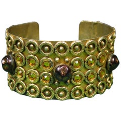 Una pulsera Henry Perichon de latón y perlas para Alta Costura Circa 1960