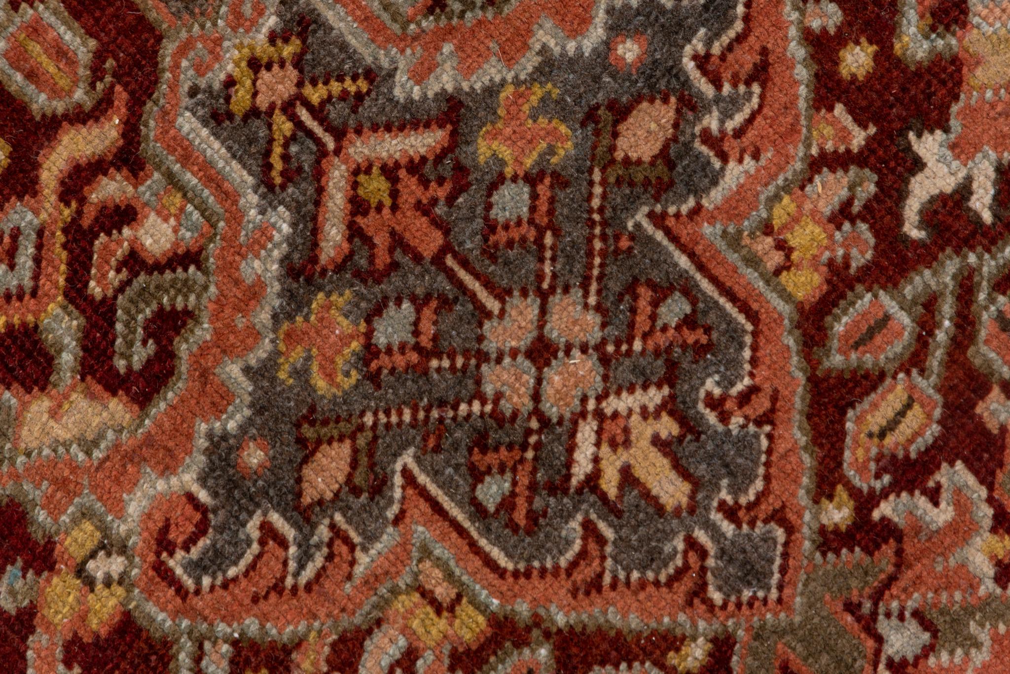 Ein Heriz-Teppich um 1930. (Handgeknüpft) im Angebot