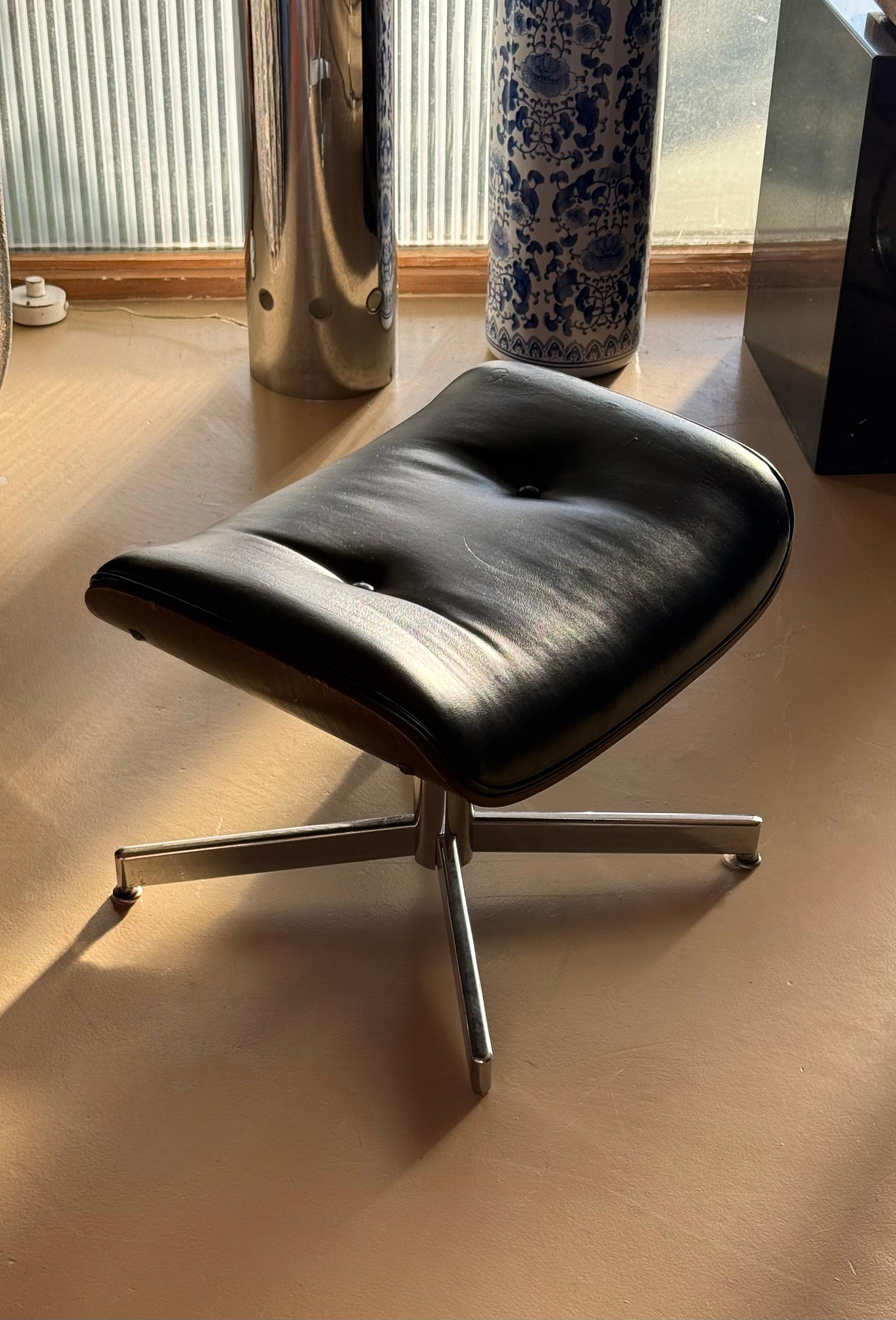 Métal Tabouret de style Eames de Herman Miller, milieu du 20e siècle en vente