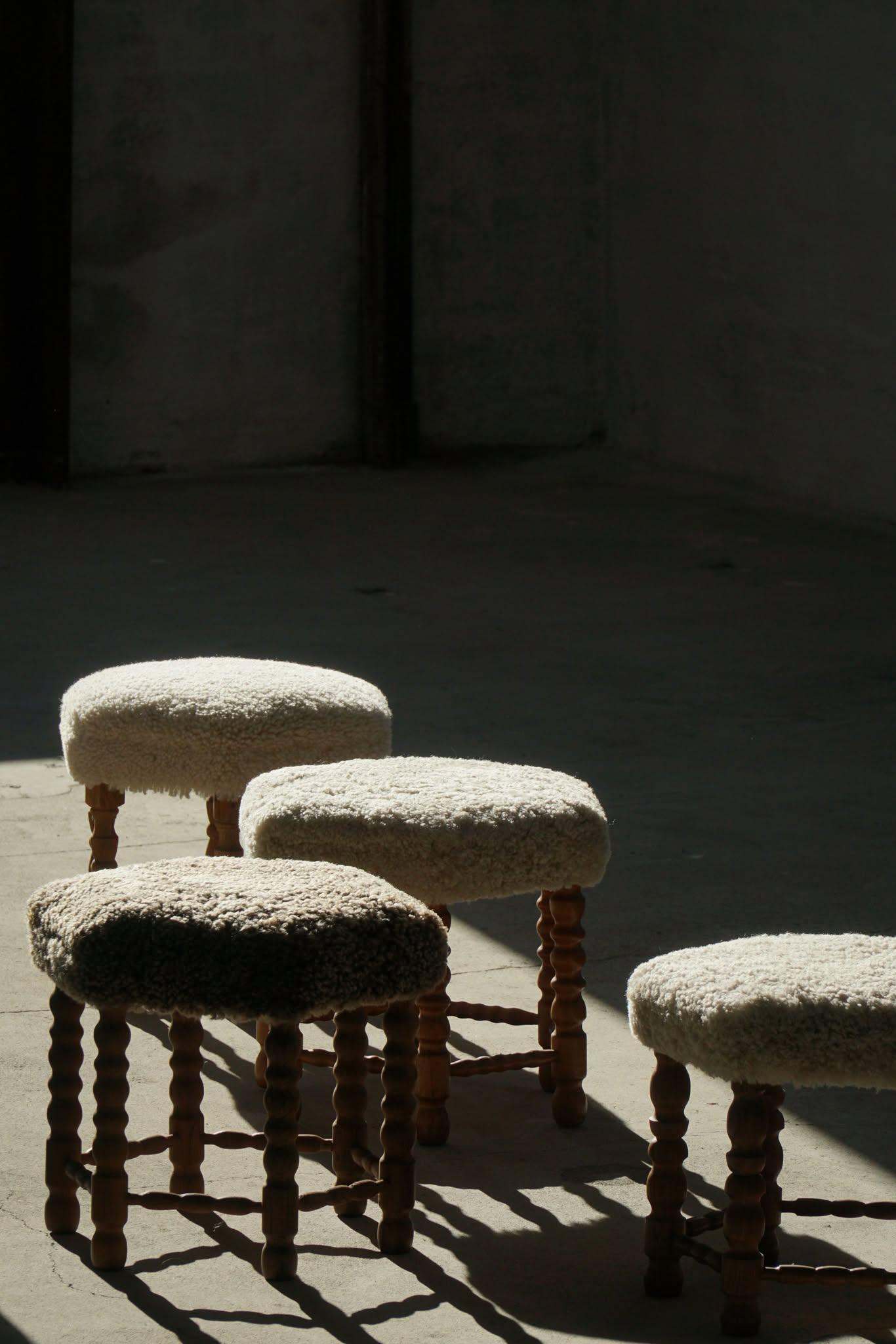 Taburete hexagonal de roble, asiento retapizado de lana de cordero, estilo moderno danés, años 50 en venta 3