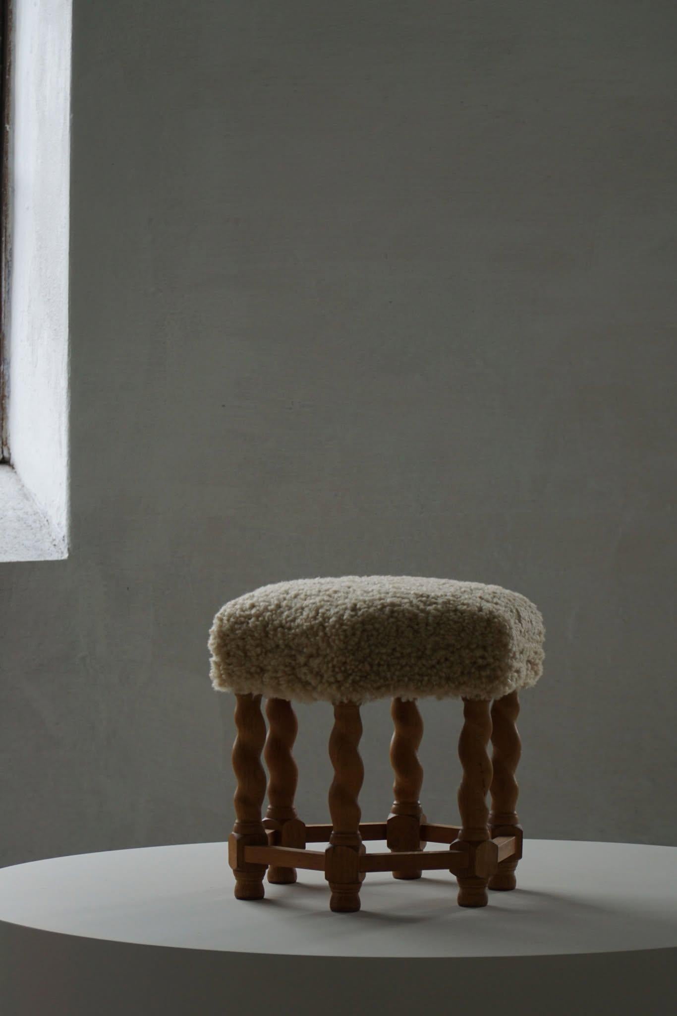 Taburete hexagonal de roble, asiento retapizado de lana de cordero, estilo moderno danés, años 50 en venta 3