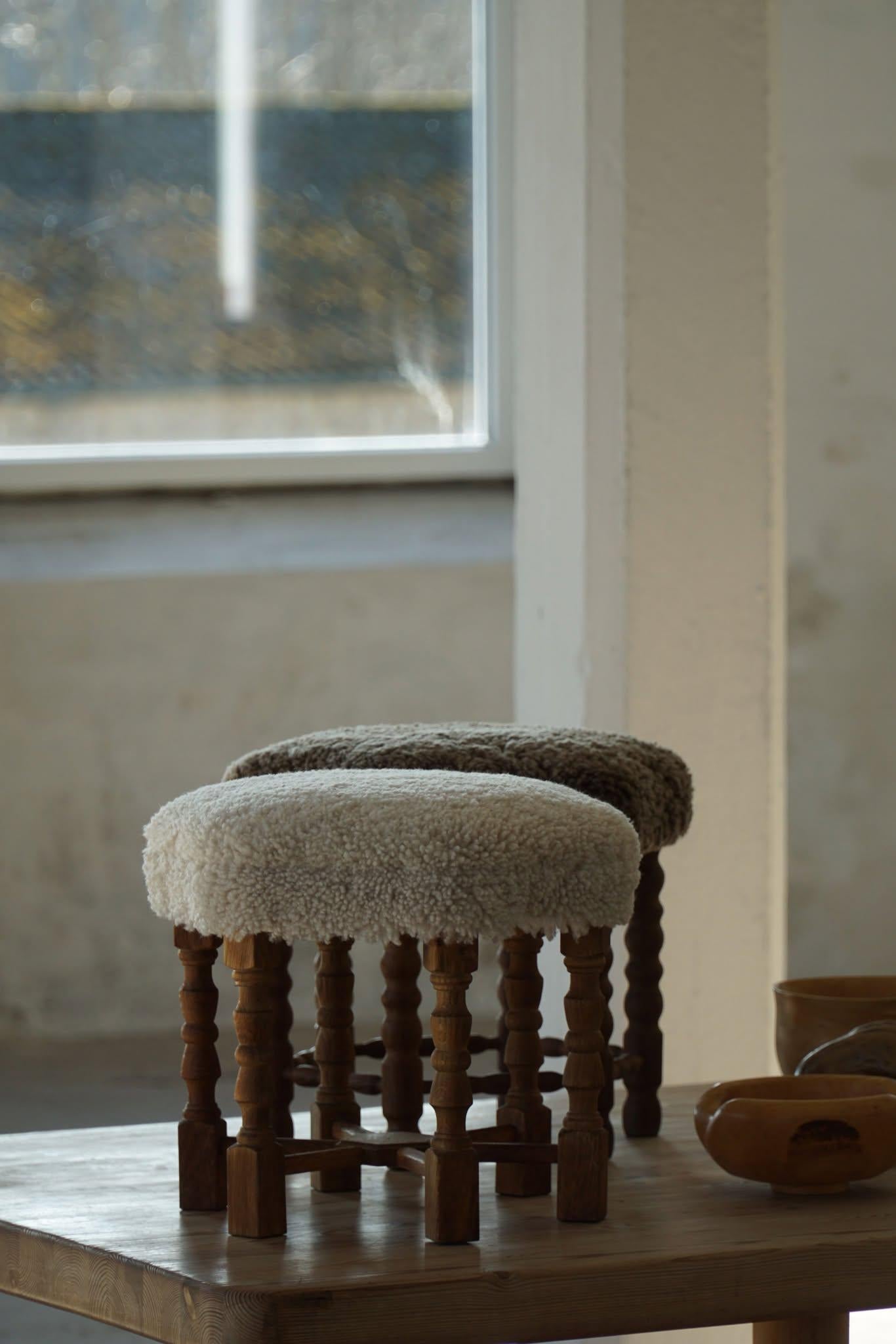Taburete hexagonal de roble, asiento retapizado de lana de cordero, estilo moderno danés, años 50 en venta 4