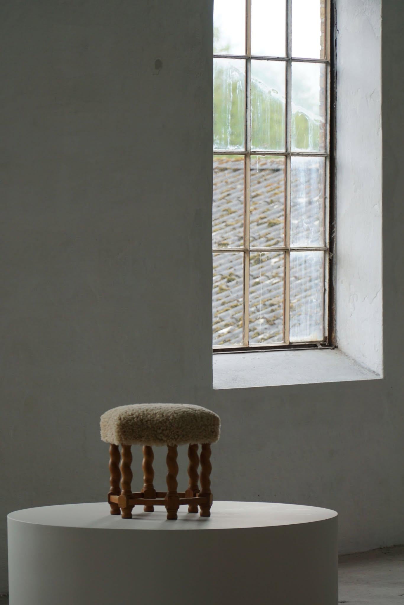 Taburete hexagonal de roble, asiento retapizado de lana de cordero, estilo moderno danés, años 50 en venta 4